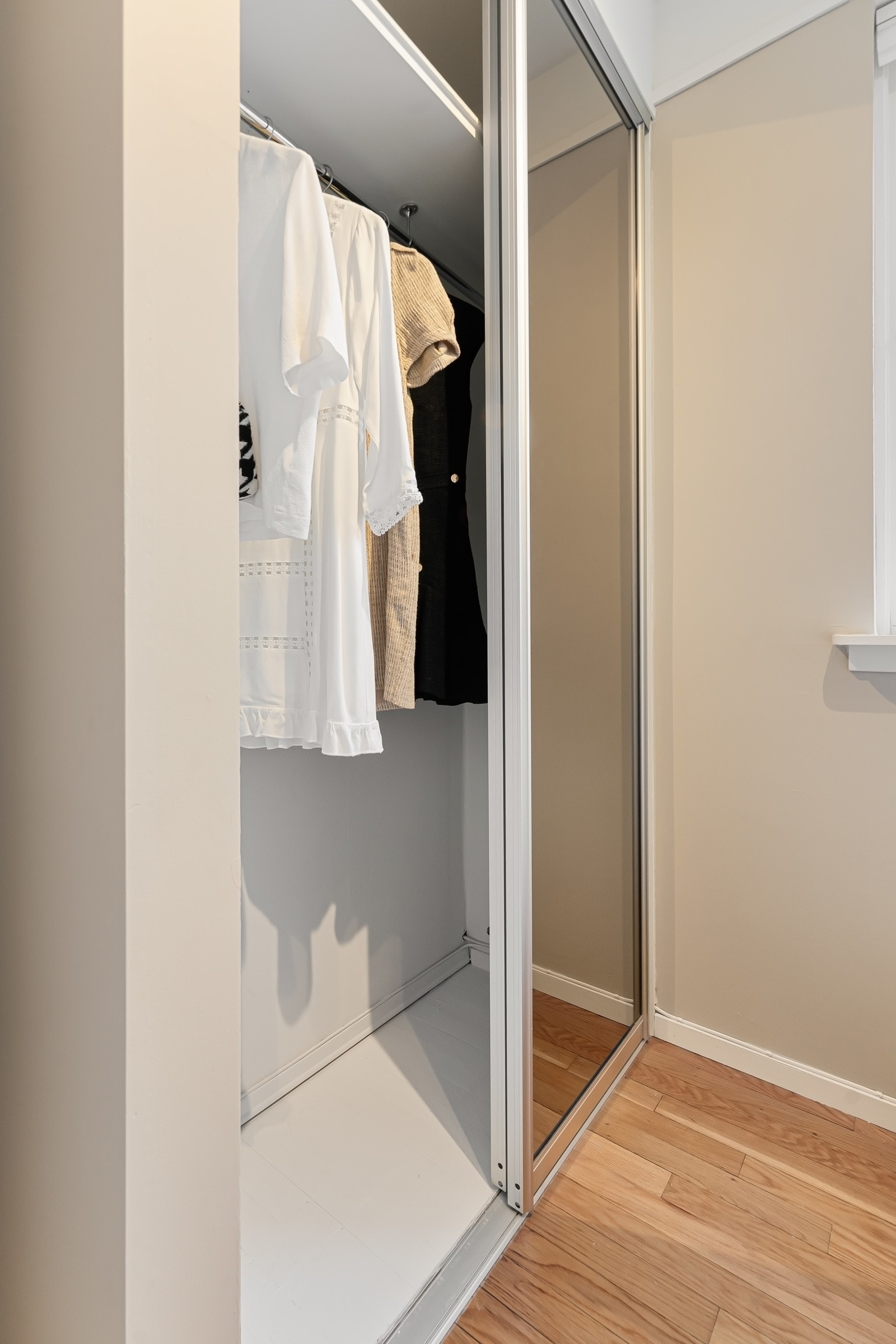 Her er skapplassen gjennomtenkt, og rommet har en plassbygd skyvedørgarderobe med hylle, speilfronter og stang for oppheng. Galleribilde