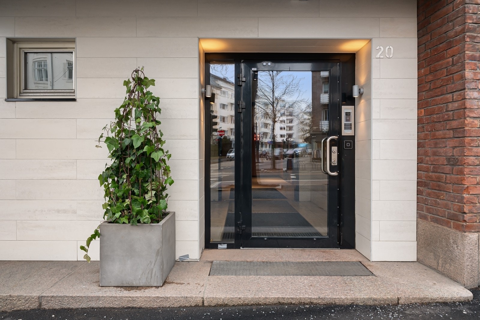 Beliggenheten er attraktiv, like ved Thomas Heftyes plass og ambassaderesidensene. Galleribilde