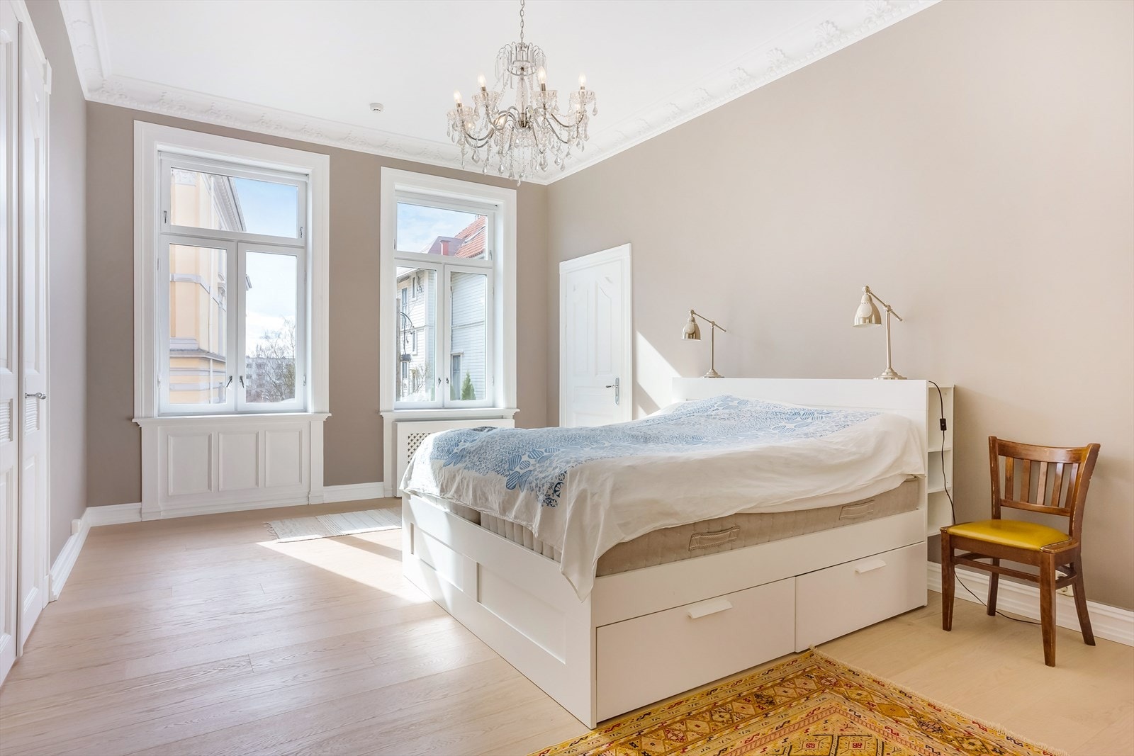 Romslig hovedsoverom med rikelig av plass til dobbeltseng med tilhørende møblement. Galleribilde