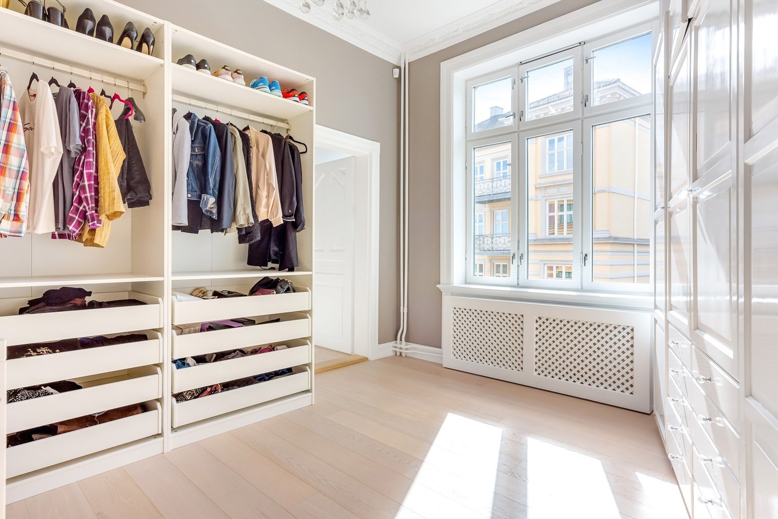 Soverom brukt som walk-in med bad en-suit. Galleribilde