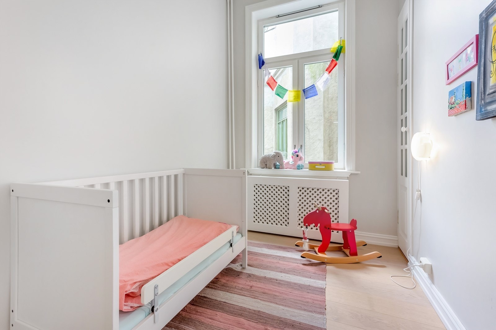 Soverom 2 med plass til seng og tilhørende møblement. Galleribilde