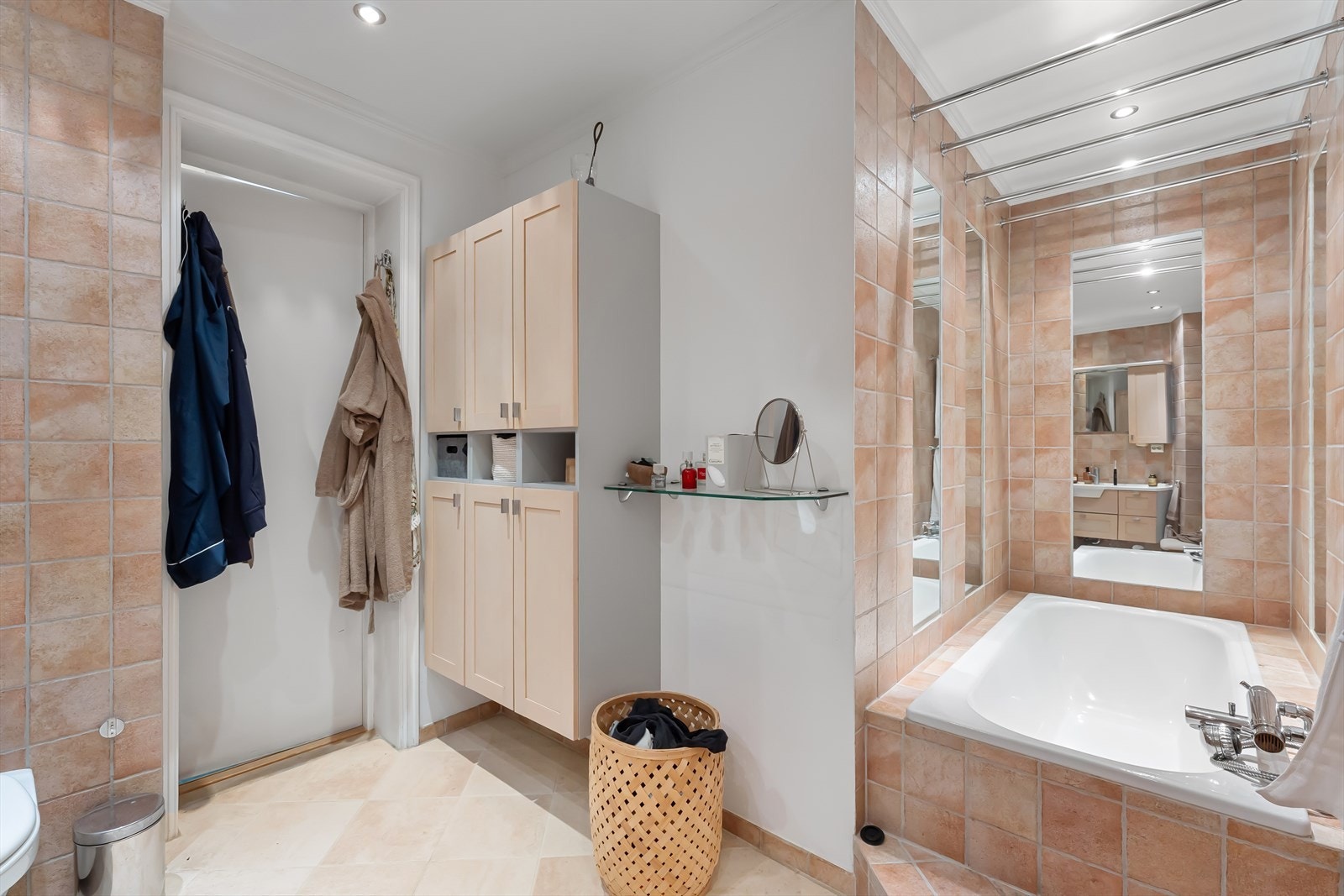 Badet består av flislagt gulv med varmekabler, dels flislagte vegger og senket og malt platehimling med downlights. Galleribilde