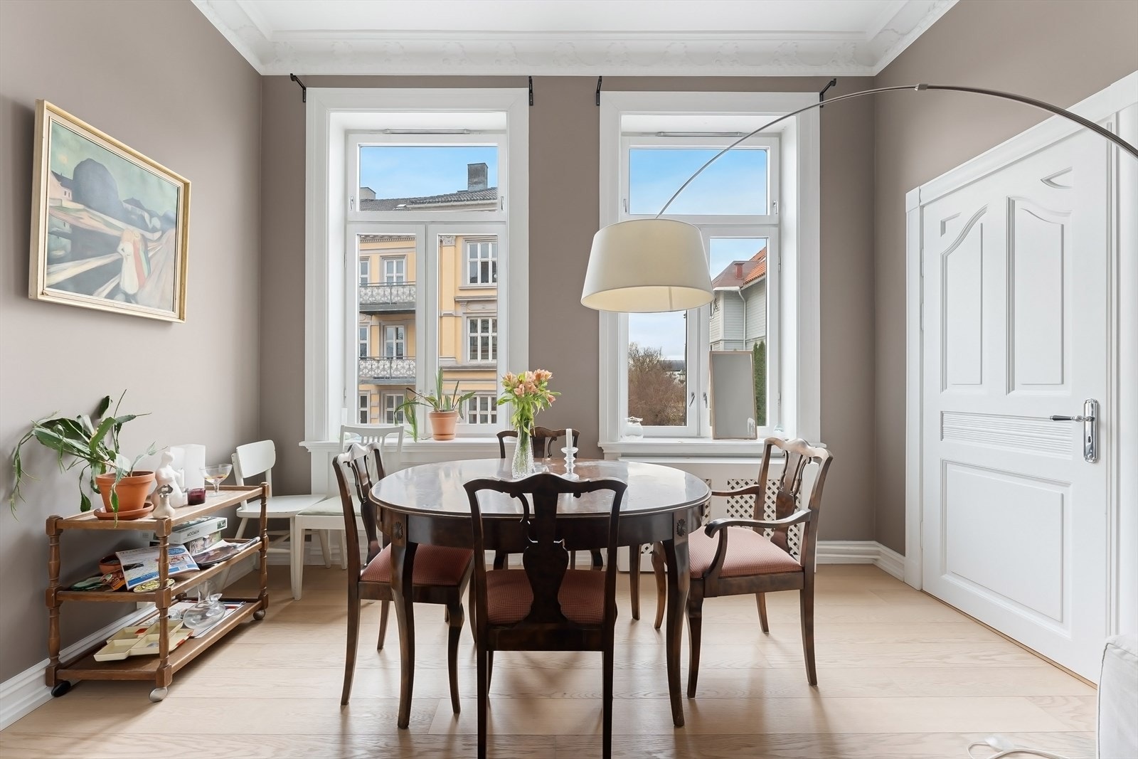 Romslig spisestue med store vindusflater og plass til spisebord av god størrelse. Takhøyde på 3,2 m gir en luftig atmosfære. Galleribilde