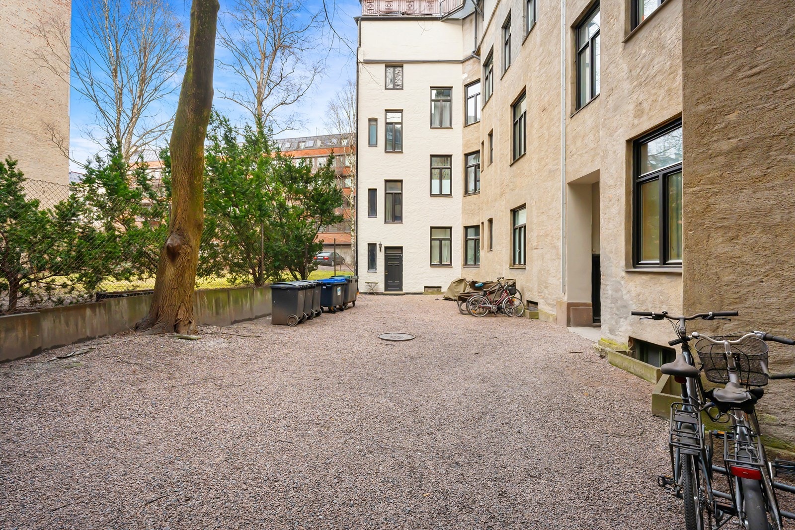 Bakgård med sykkelparkering. Galleribilde