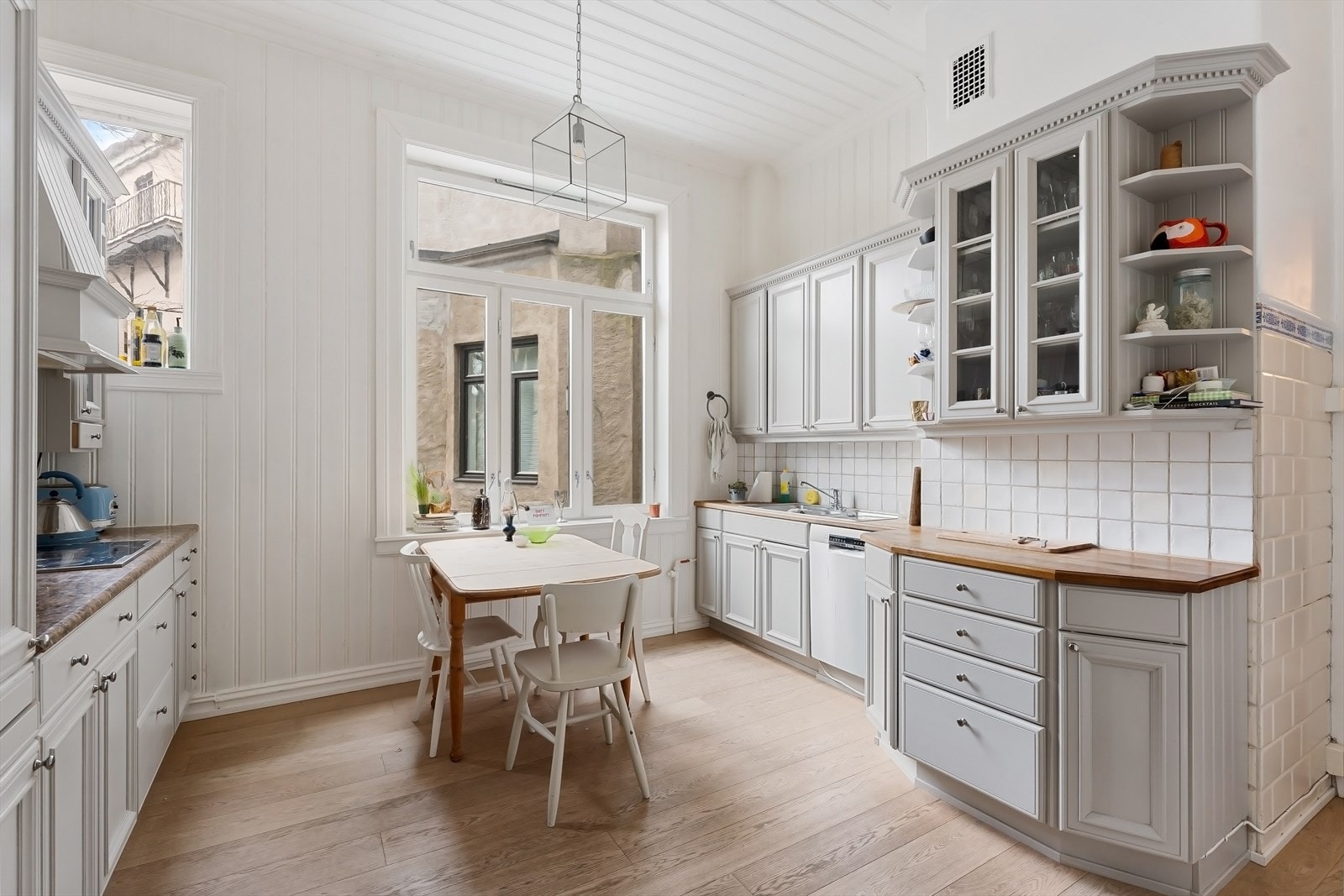 Kjøkken fra Sivesind med malte profilerte fronter, heltre benkeplate med nedfelt vaskekum m/skyllekum og laminat benkeplate med nedfelt keramisk platetopp. Galleribilde