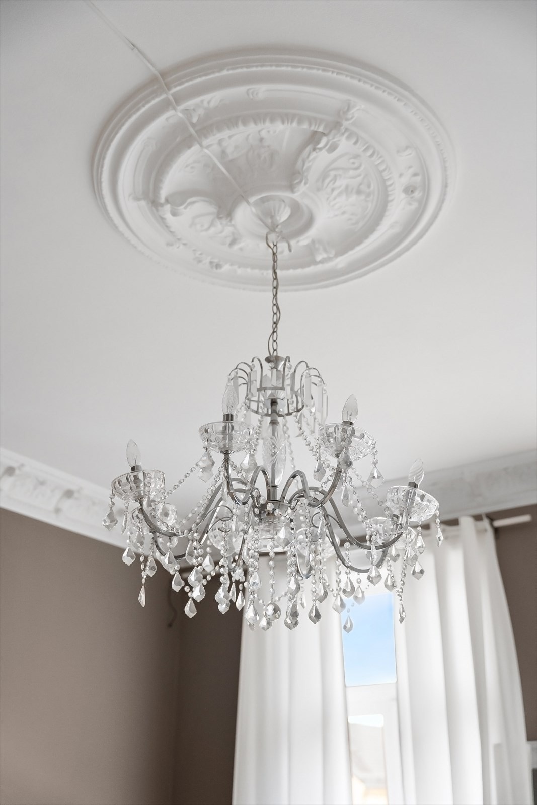 Flotte, klassiske detaljer som rosett og stukkatur. Galleribilde