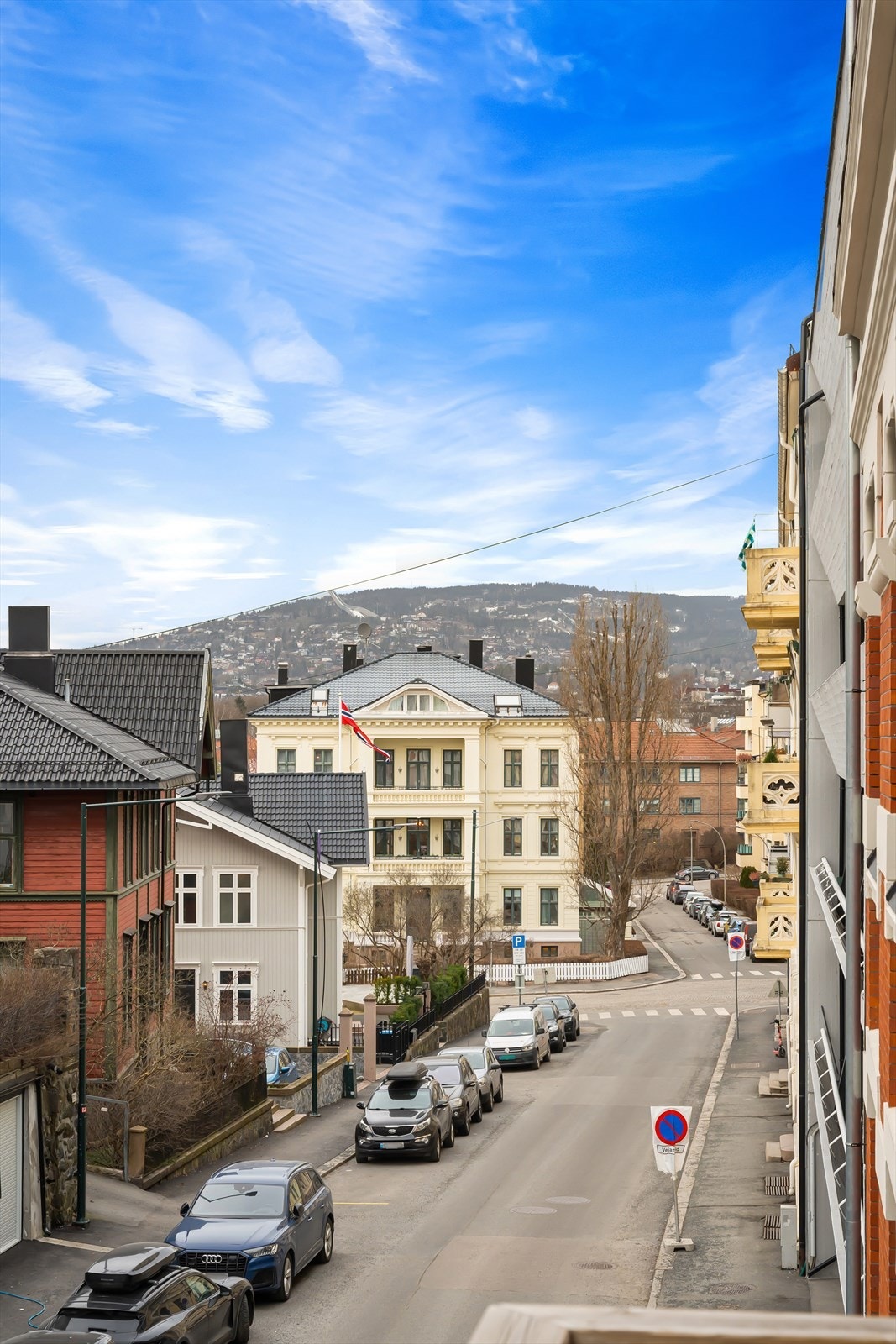 Solrik balkong i hyggelige omgivelser. Flott utsikt oppover mot Holmenkollen. Galleribilde