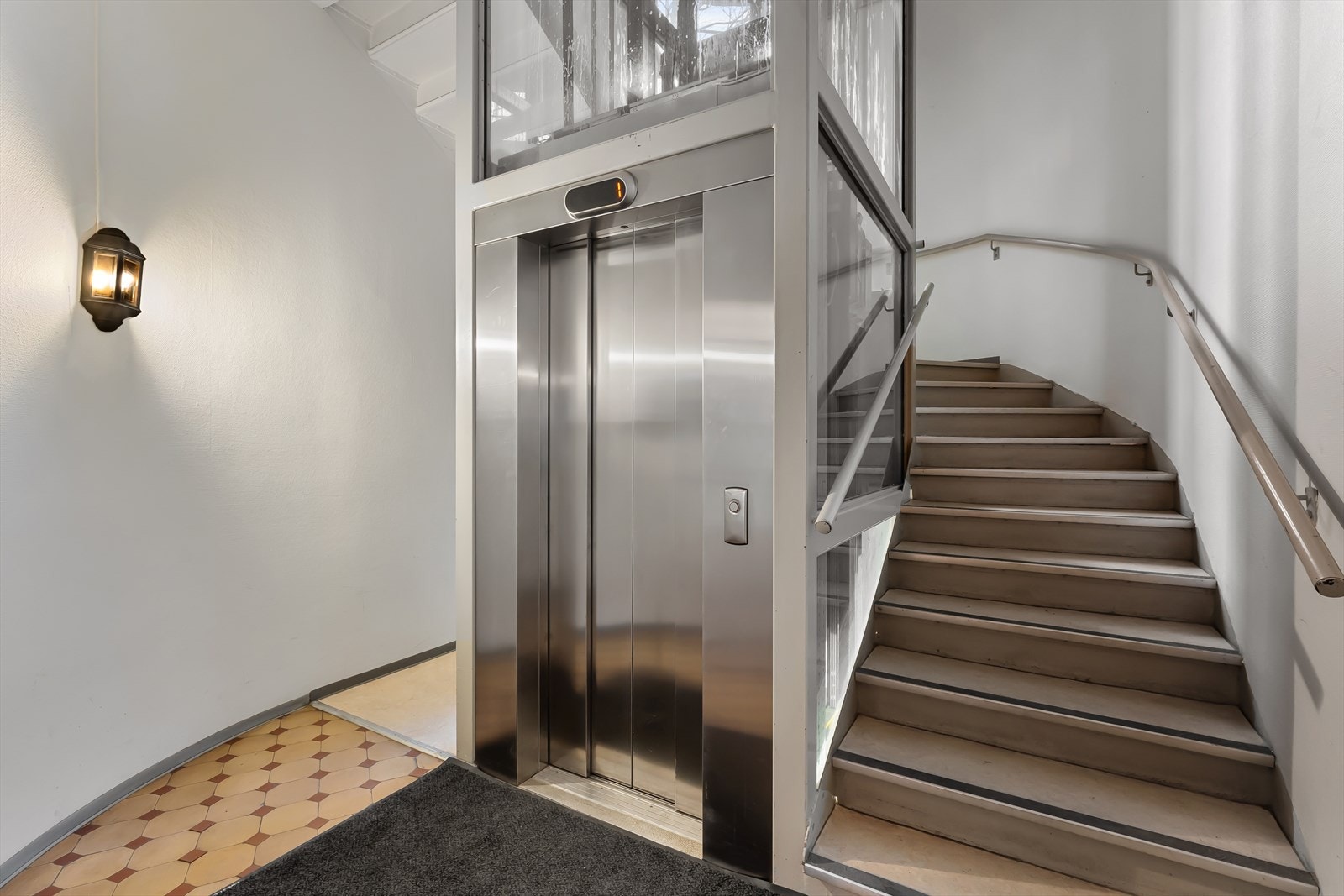 Heisadkomst fra inngangspartiet og opp til leilighetens etasje. Galleribilde