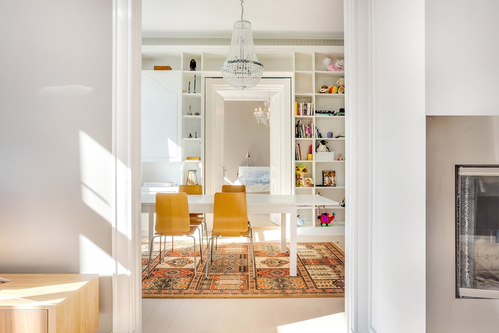 Leiligheten er lekkert utført med "stue på stue" løsning - 3 stuer, 2 bad, sep. kjøkken og potensielt 3 sov. Galleribilde