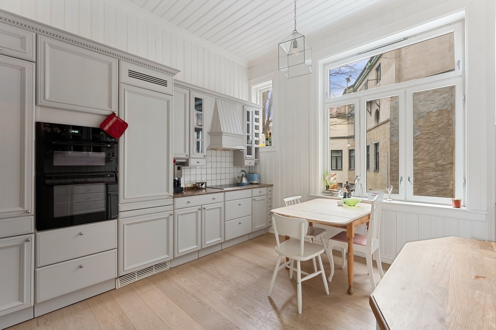 Integrert i kjøkkeninnredningen er 2 stk. stekeovner og kjøl/frys. Galleribilde