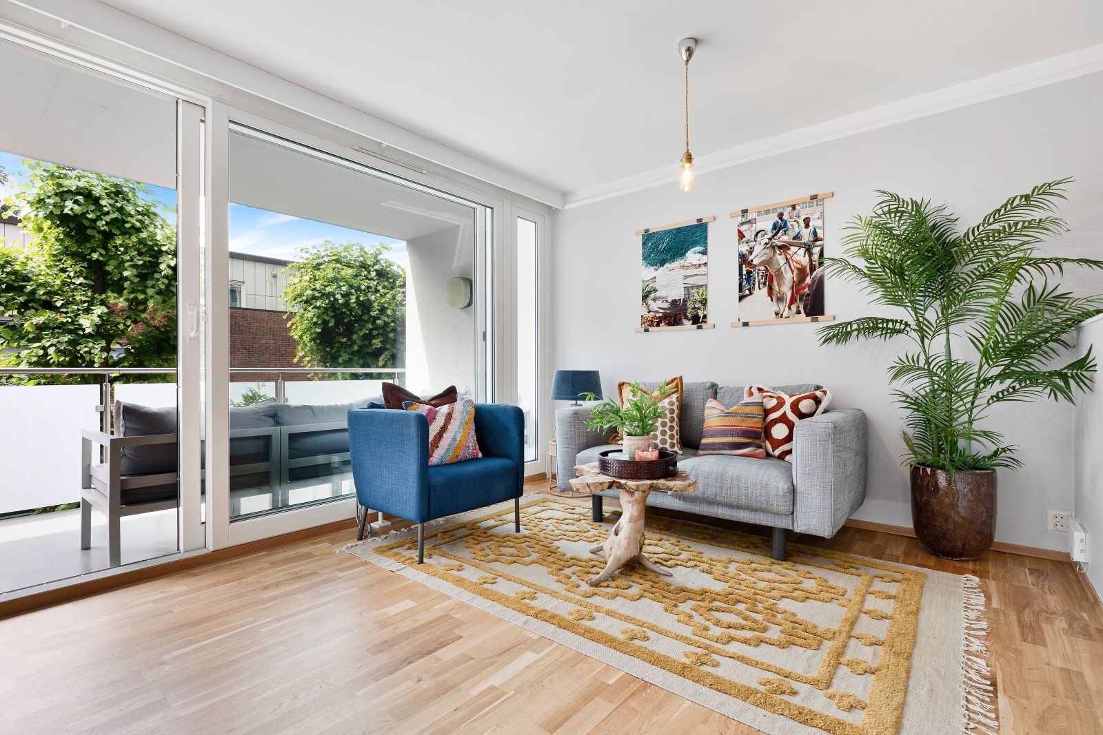 Stuen har god plass til sofamøblement og TV Galleribilde