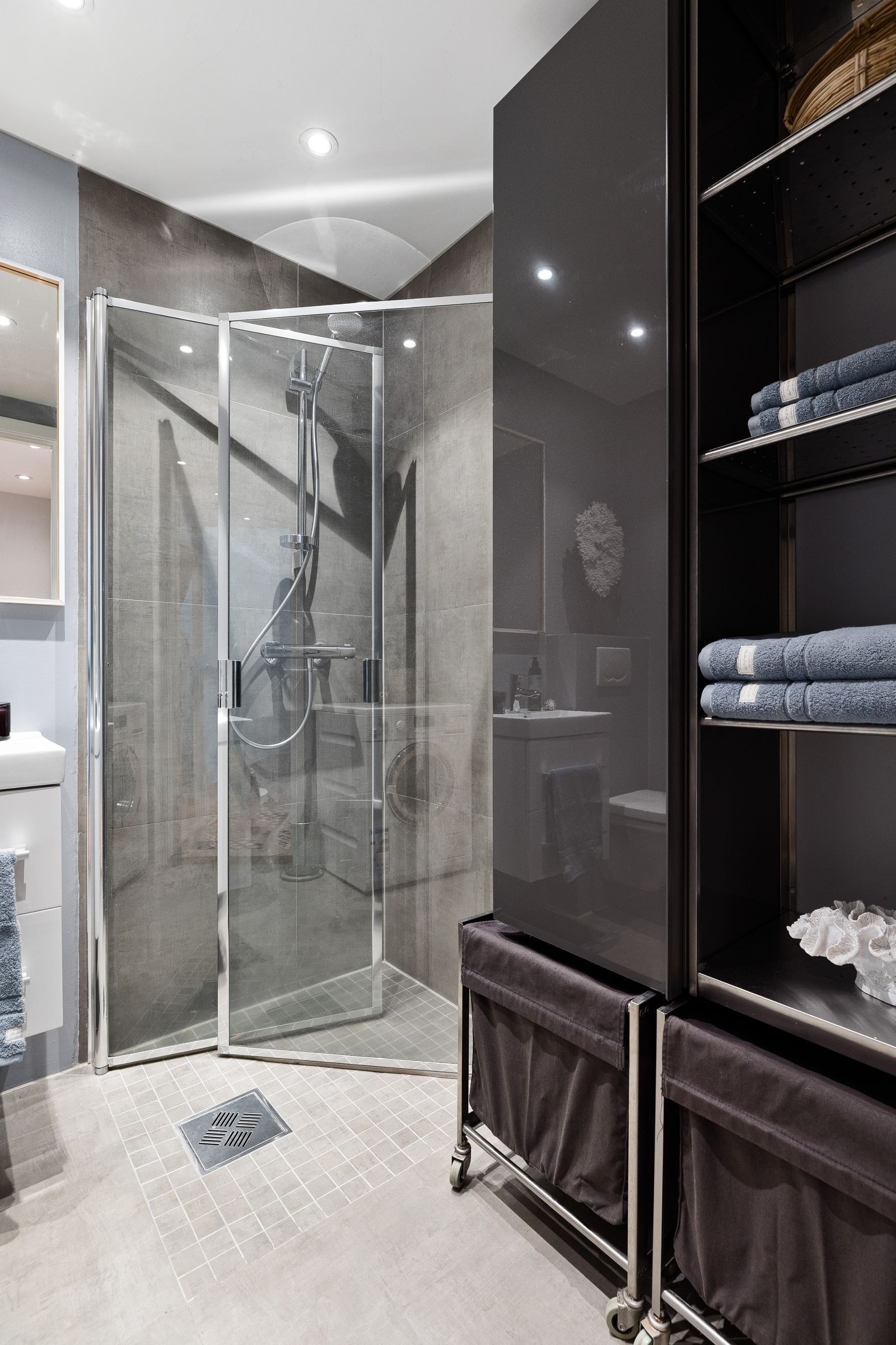 Praktisk og pen skapinnredning Galleribilde