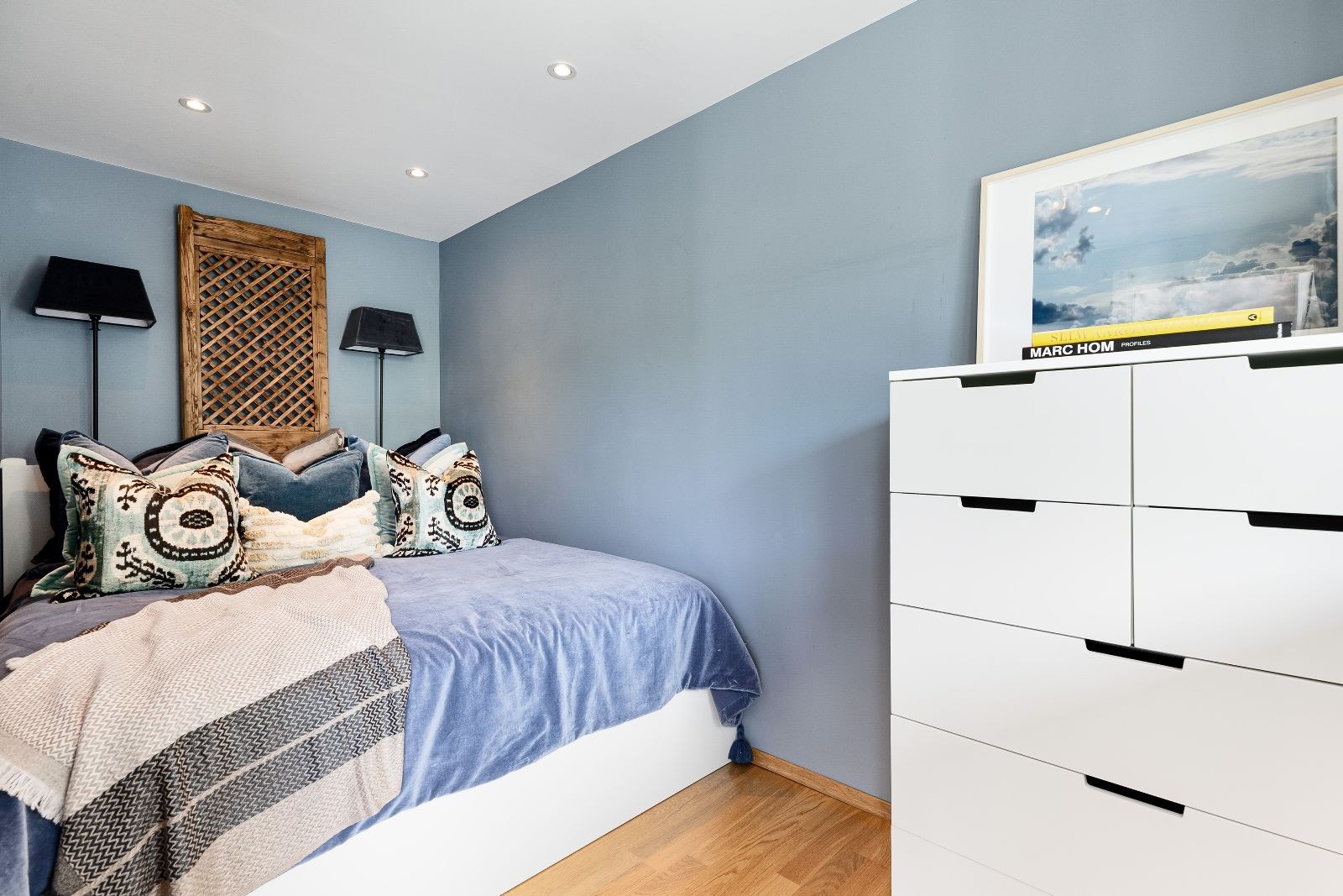 Soverom med innebygd seng med oppbevaring under Galleribilde