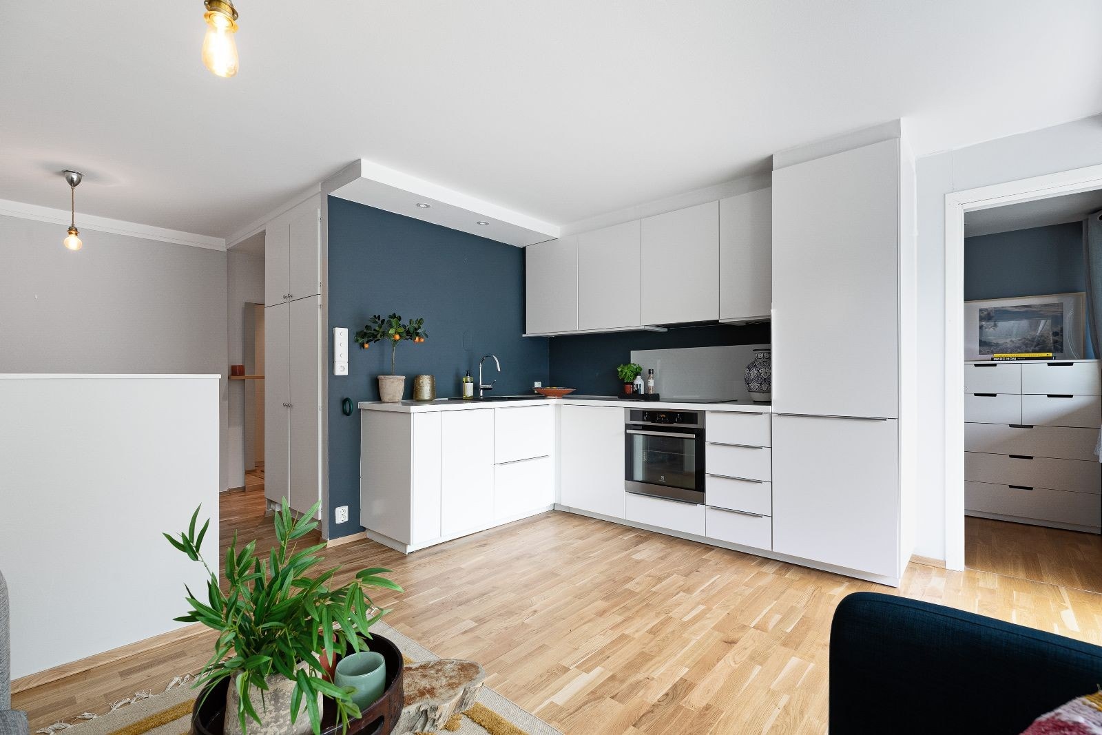 Pent kjøkken med integrerte hvitevarer Galleribilde