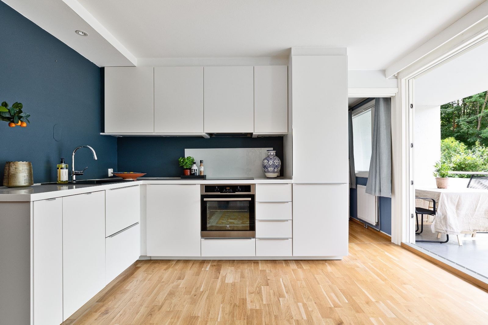 Godt med benk- og skapplass Galleribilde