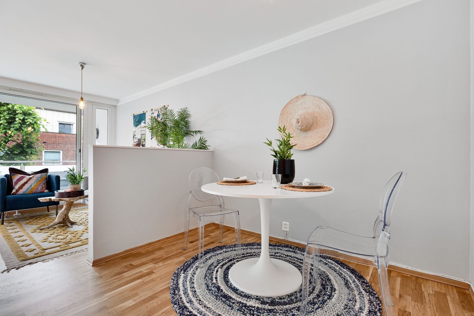 Spiseplass i tilknytning til kjøkkenet Galleribilde