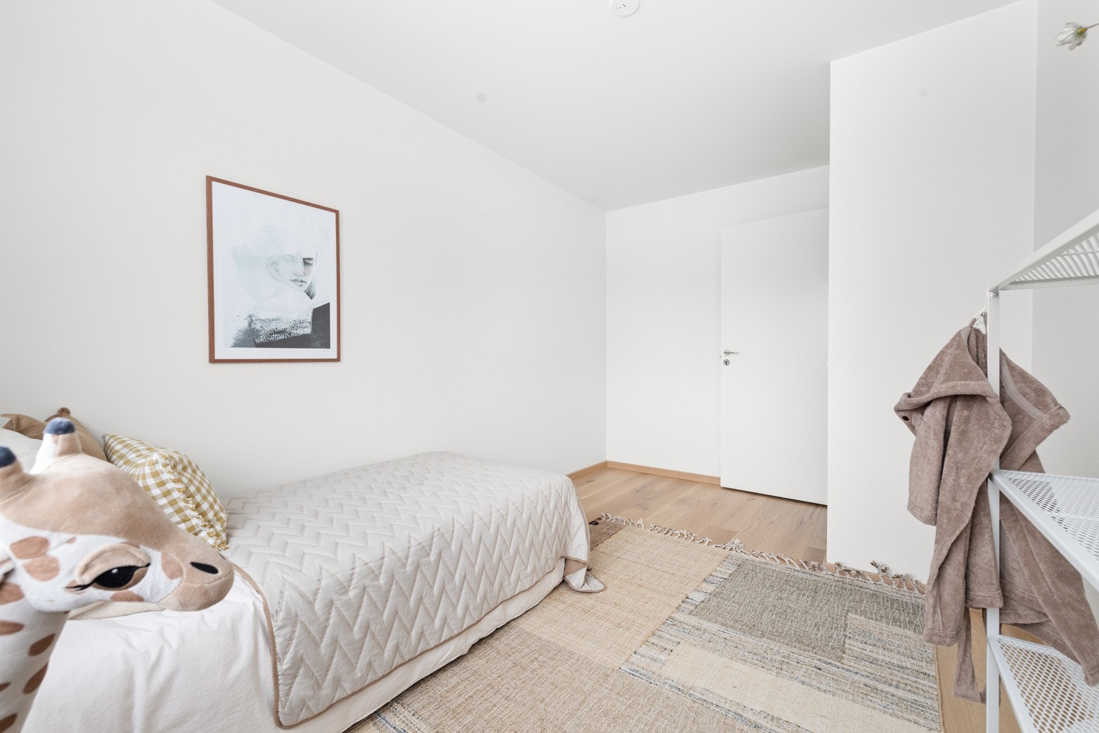 Soverom 3. NB! Bildene er hentet fra tilsvarende bolig i prosjektet. Galleribilde