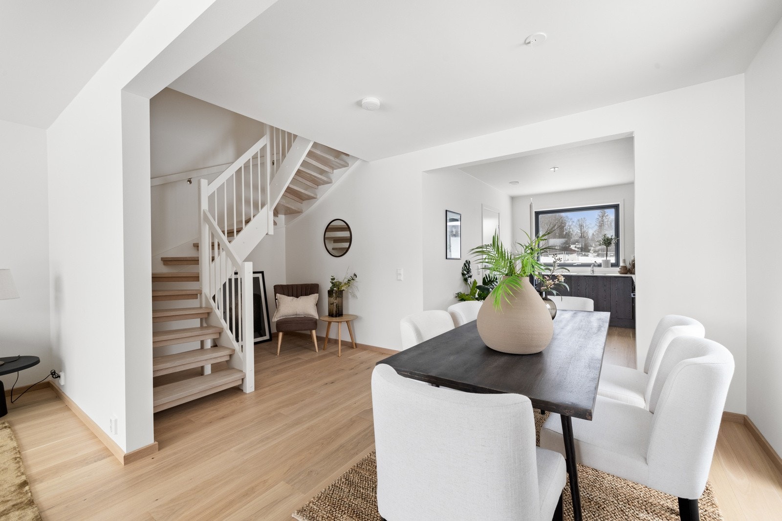 På gulvet er det lagt nydelig lys parkett av typen enstavs hvitlasert eik, som streker seg sømløst inn i kjøkkenet. NB! Bildene er hentet fra tilsvarende bolig i prosjektet. Galleribilde