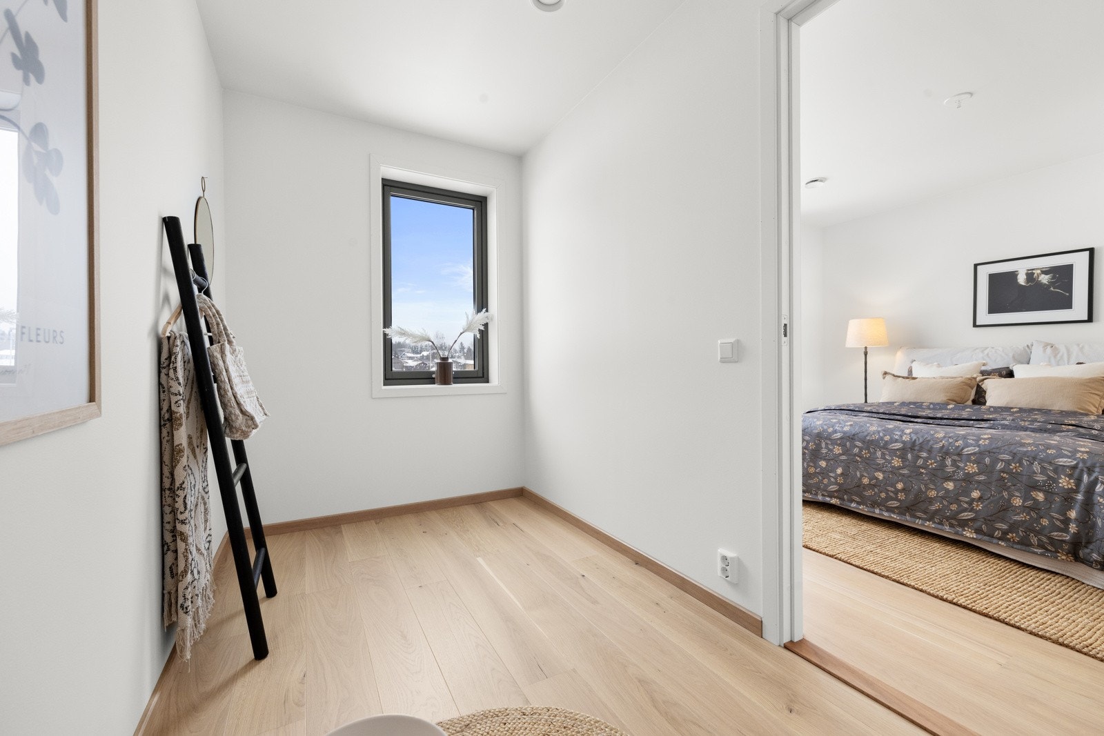 Hovedsoverom og omkledningsrom har hvitmalte slette overflater og enstavs parkett på gulv. Stort vindu på hvert av rommene. NB! Bildene er hentet fra tilsvarende bolig i prosjektet. Galleribilde