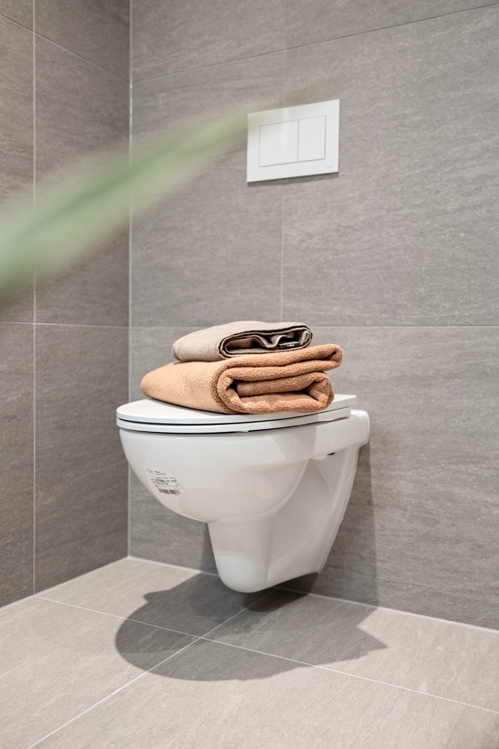 Vegghengt toalett med softclose sete. Det er lagt varmekabler i gulv. Rommet har opplegg og plass for både vaskemaskin og tørketrommel i vaskesøyle. NB! Bildene er hentet fra tilsvarende bolig i prosjektet. Galleribilde