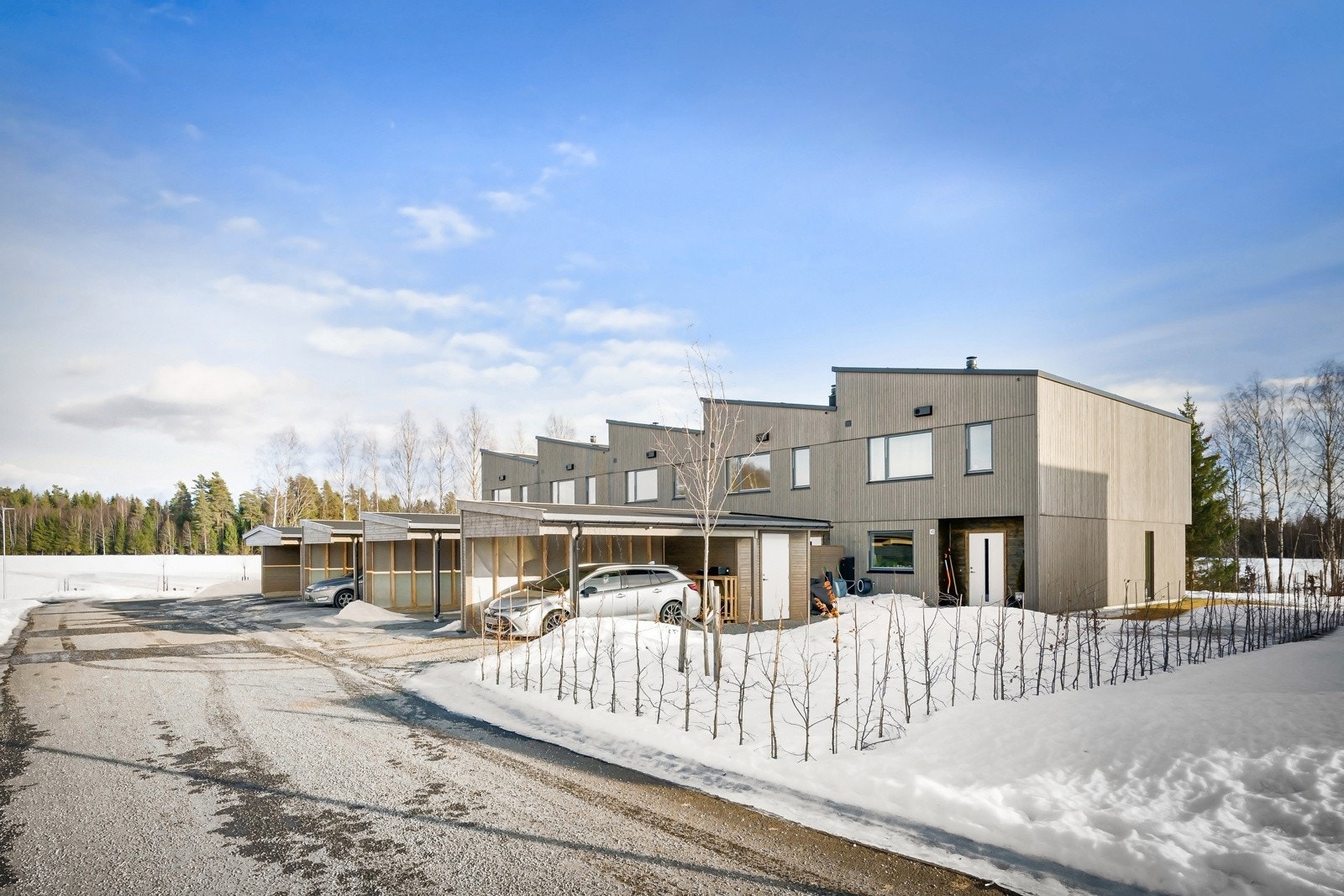 Felles eiet tomt i sameiet på 3.786 kvm. Fellestomten er pent opparbeidet med plenarealer, lekeplass og asfalterte internveier. Galleribilde