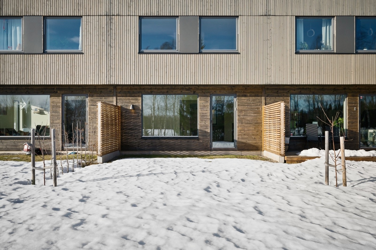 Eksklusivt uteareal tilhørende seksjonen på 189 kvm. Uteområdet er pent opparbeidet med mindre terrasseplatting ved inngangssiden, et større plenareal på stuesiden, samt kantstein mot gruslagt innkjørsel. Galleribilde