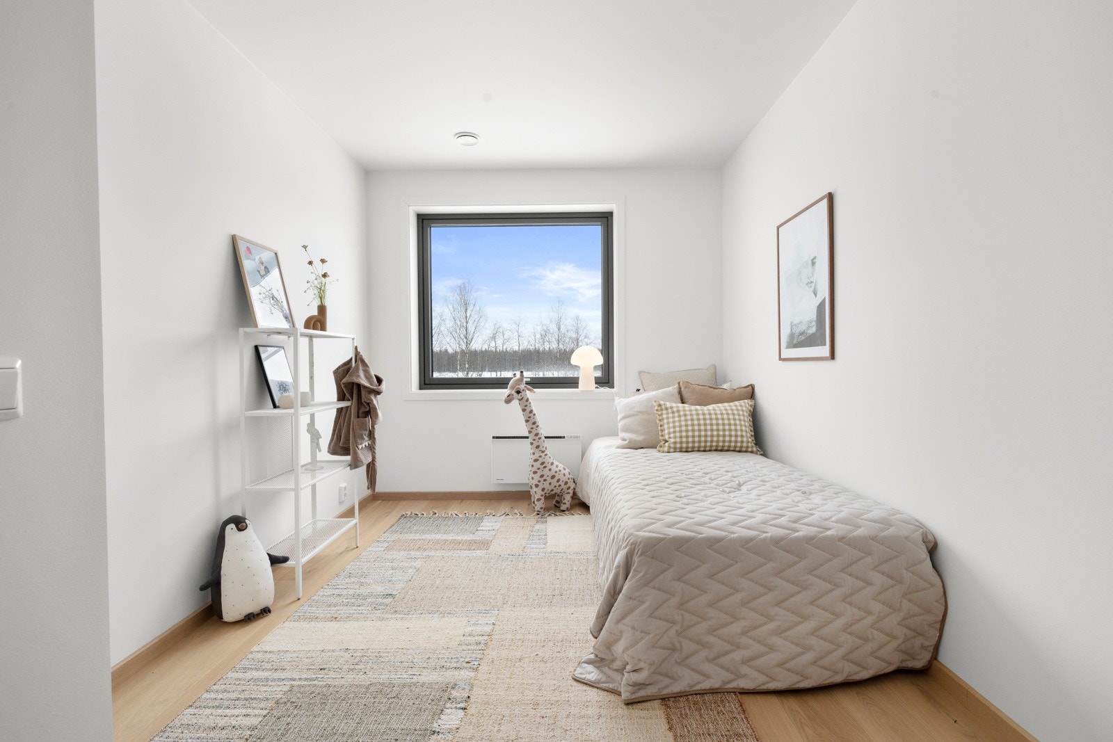 Soverom 3 fremstår som det perfekte ekstrarom, alt etter egne ønsker og behov. NB! Bildene er hentet fra tilsvarende bolig i prosjektet. Galleribilde