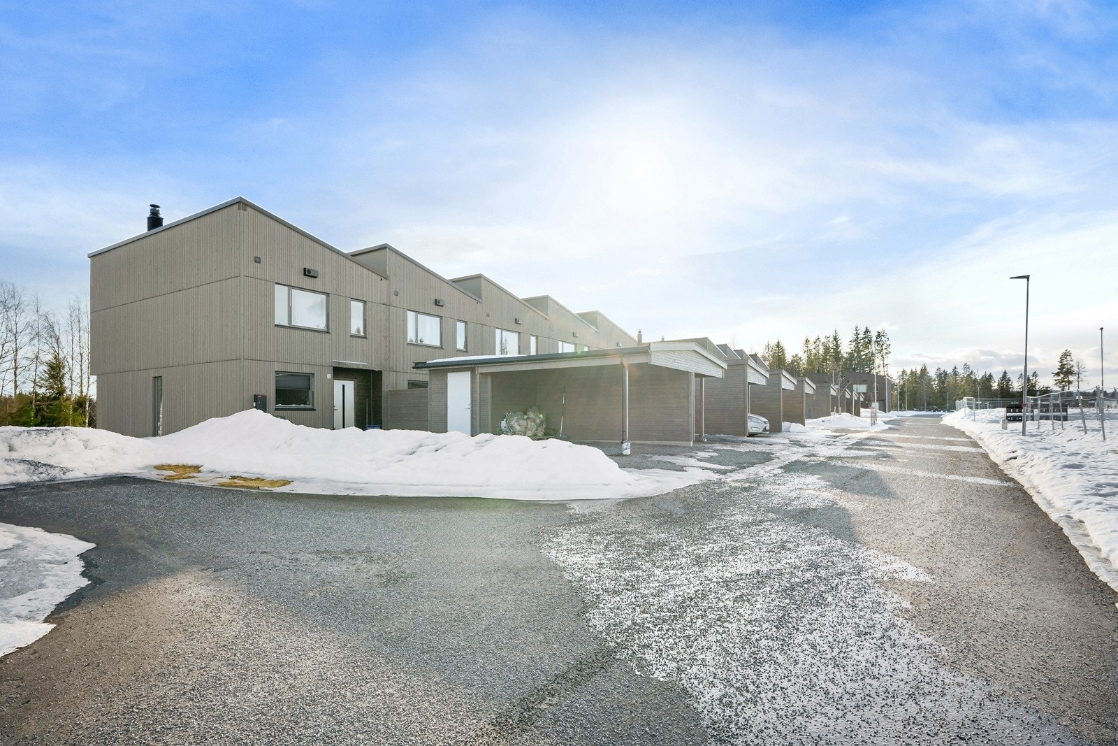 Boligen sokner til Preståsen skole 650 m og Nannestad ungdomsskole 1,6 km. Det er trygg gangvei til begge skolene. Den nærmeste barnehagen heter Midtbygda barnehage 1,5 km. Det finnes flere barnehager i nærområdet. Galleribilde