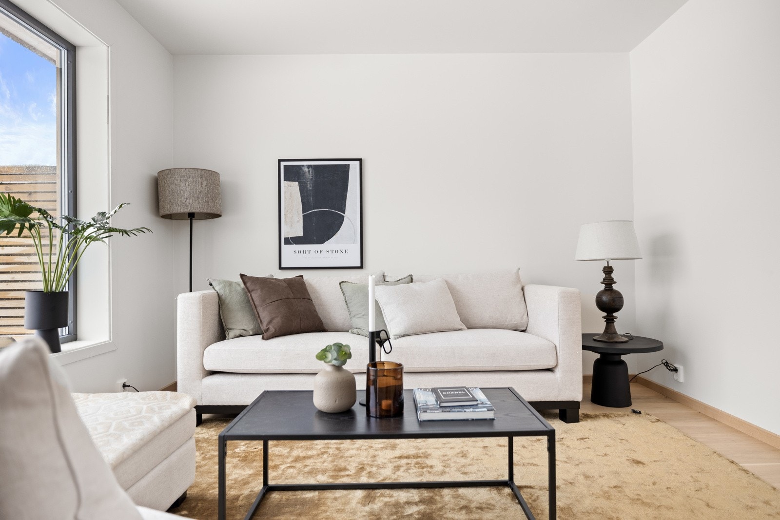 God plass til sofaløsning med tilhørende møblement. Rommet har uttak for både Tv-signaler og internett. NB! Bildene er hentet fra tilsvarende bolig i prosjektet. Galleribilde