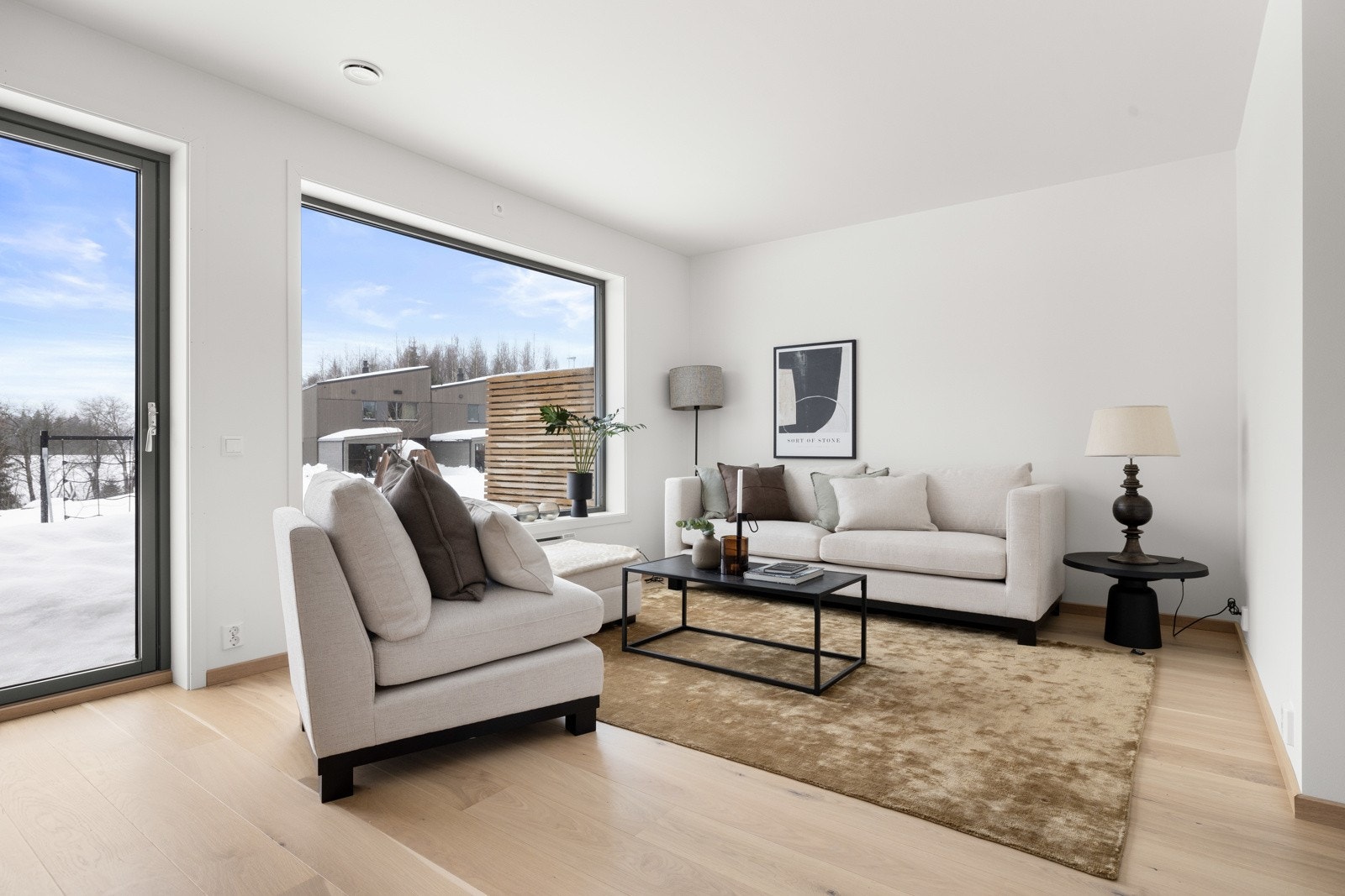 Svært gode lysforhold med vindusflater som strekker seg langs med hele langveggen. NB! Bildene er hentet fra tilsvarende bolig i prosjektet. Galleribilde