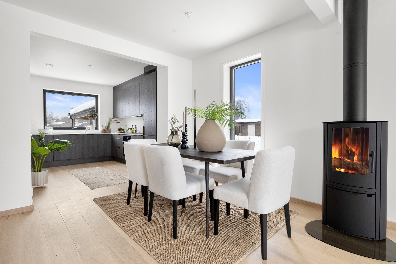 I spisestuen kan man enkelt følge med på arbeidet som foregår i kjøkkenet og ha det sosialt. NB! Bildene er hentet fra tilsvarende bolig i prosjektet, eneste endring er at aktuell bolig ikke har vindu på endevegg v/spisestuen, samt kjøkken i grå utførelse Galleribilde