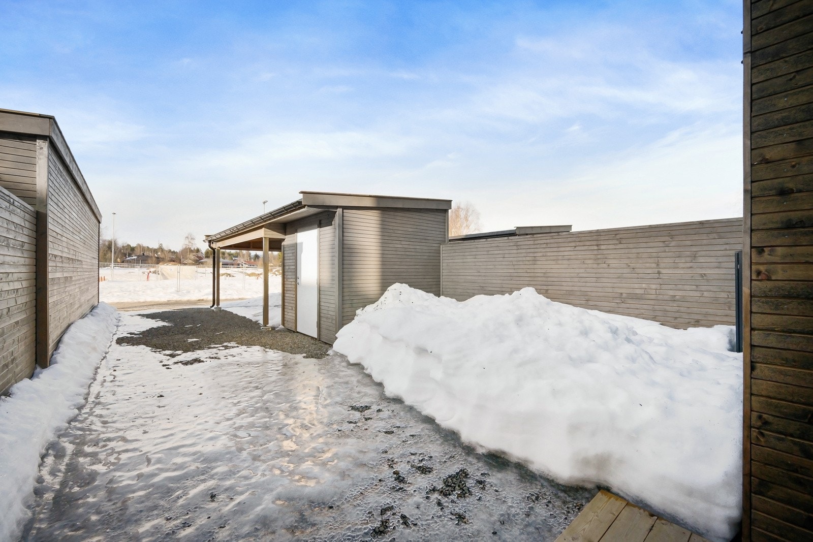 Parkering i tilhørende carport med plass til 1 bil. For øvrig gode parkeringsmuligheter på stor gruslagt gårdsplass. Utvendig sportsbod på ca. 5 kvm. Galleribilde