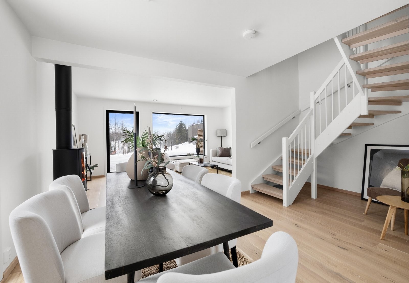 Den åpne stuen fremstår som meget innbydende, i lyse tidsriktige fargevalg. NB! Bildene er hentet fra tilsvarende bolig i prosjektet. Galleribilde