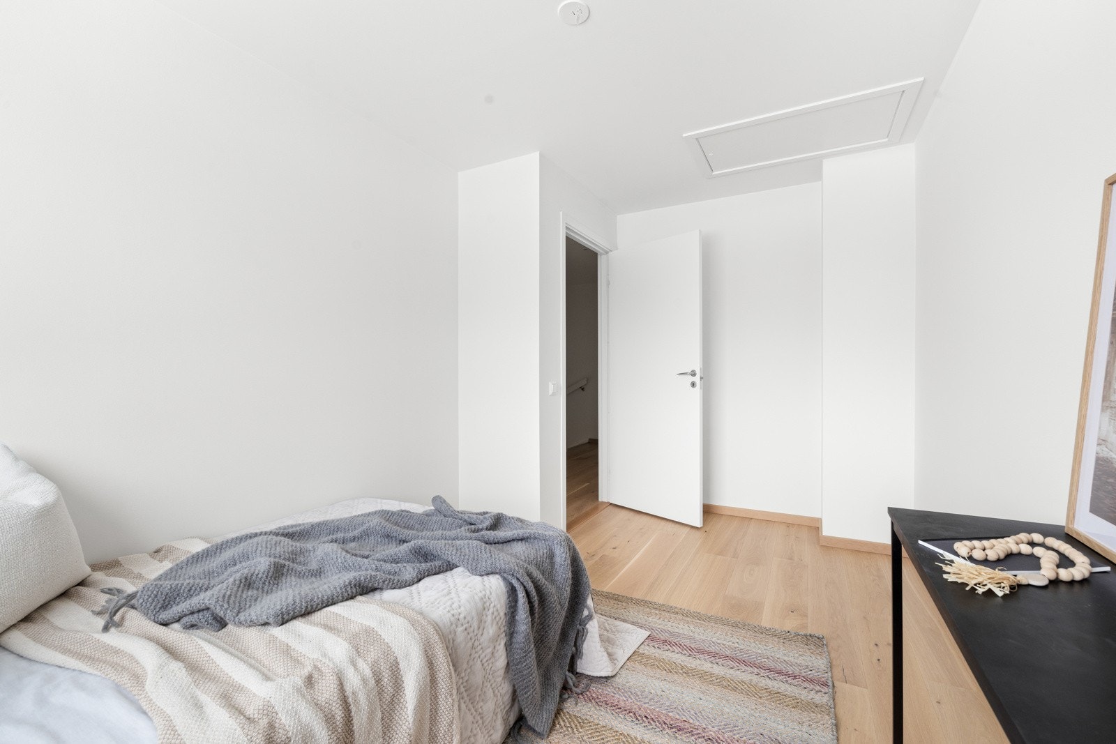 Soverom 2. NB! Bildene er hentet fra tilsvarende bolig i prosjektet. Galleribilde