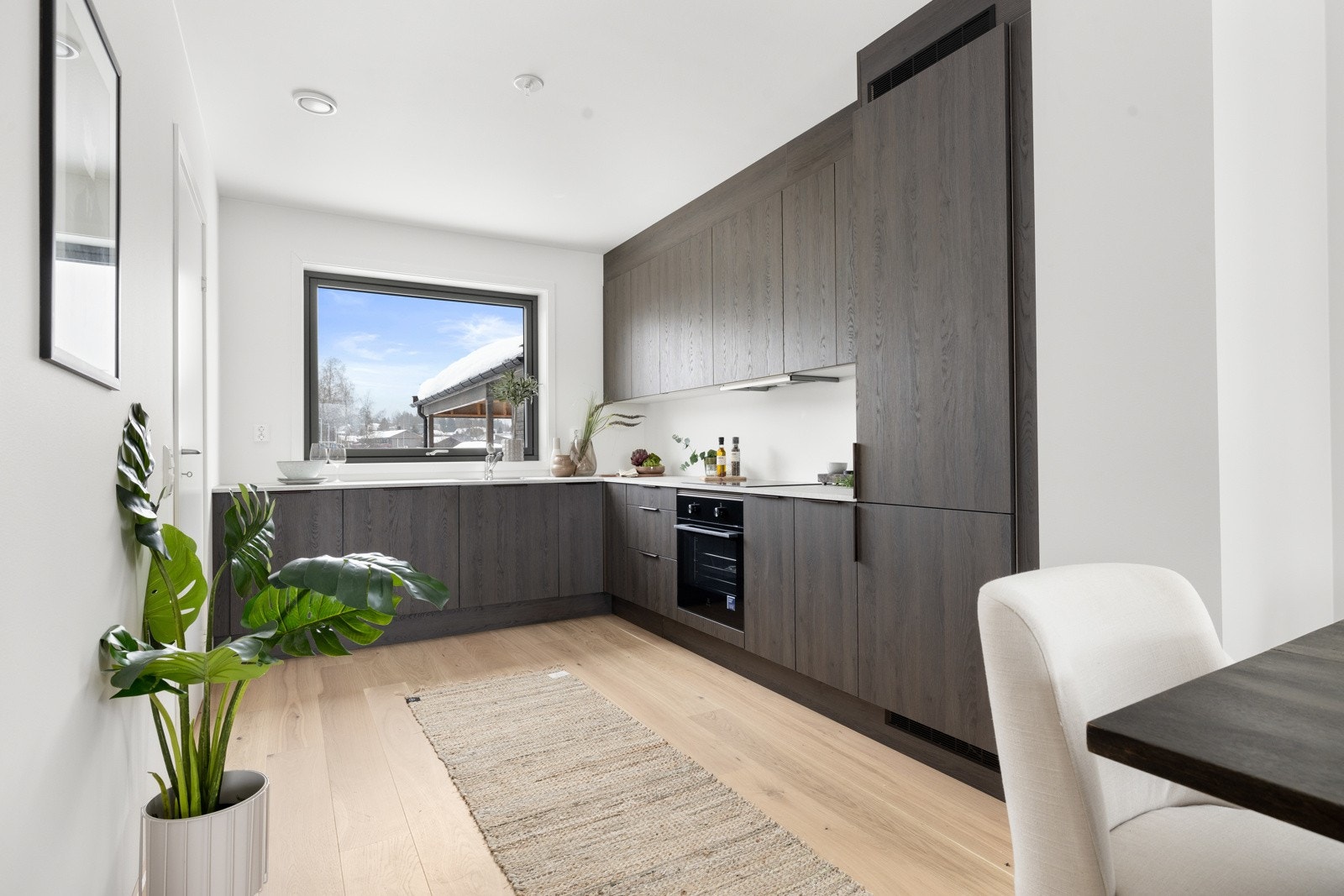 Nytt stilrent kjøkken fra kvalitetsleverandøren HTH. NB! Bildene er hentet fra tilsvarende bolig i prosjektet. Aktuell bolig for salg har grå slette fronter og avsatt plass til frittstående kjøleskap (ikke høyskap helt til høyre). Galleribilde