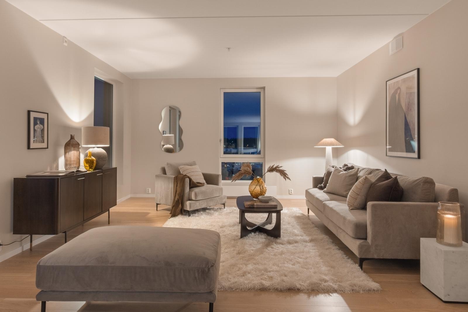 Den gode planløsningen gjør leiligheten enkel å møblere. Her har man rikelig med plass og mange muligheter. Galleribilde