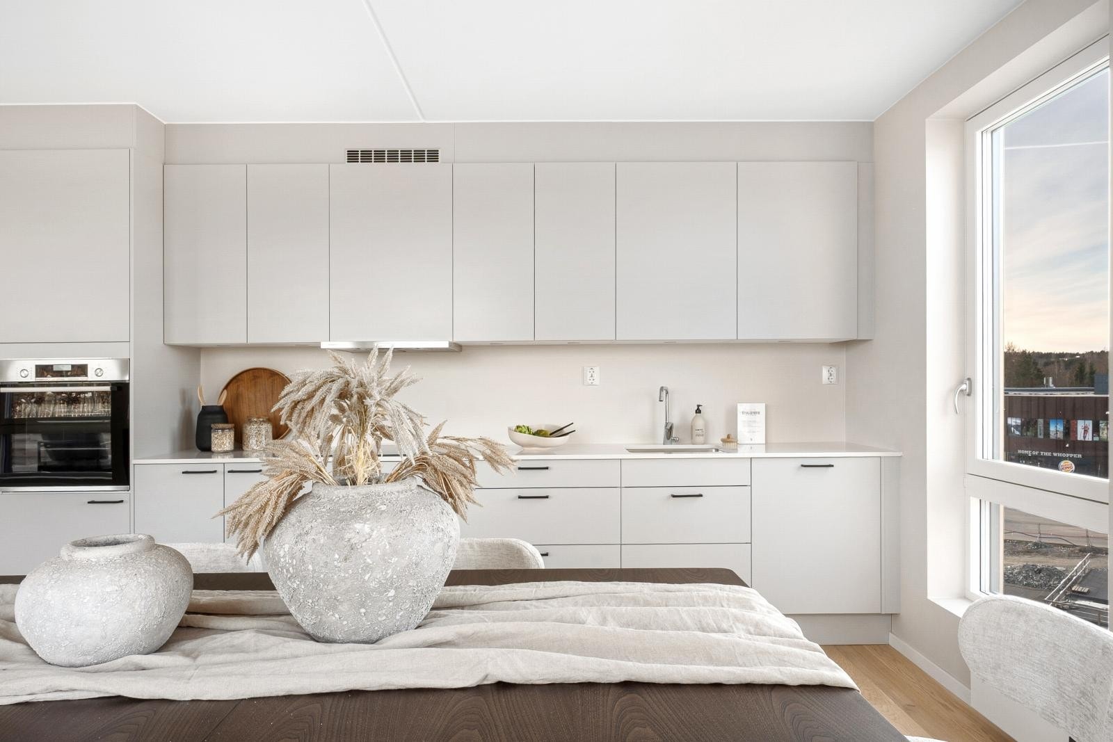 Kjøkkentypen Moderne fra Sigdal har fronter i en lekker, lys gråfarge. Galleribilde