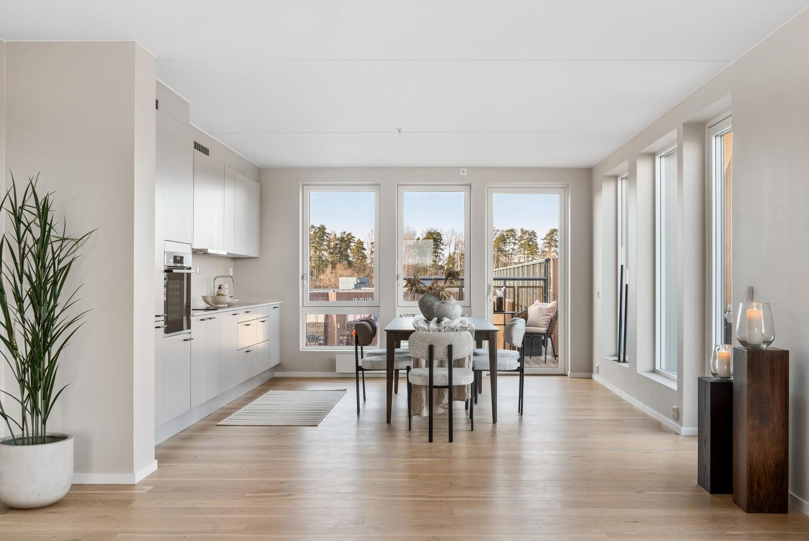 Innbydene kjøkken stor spisestuesone i front og utgang til takterrassen. Galleribilde