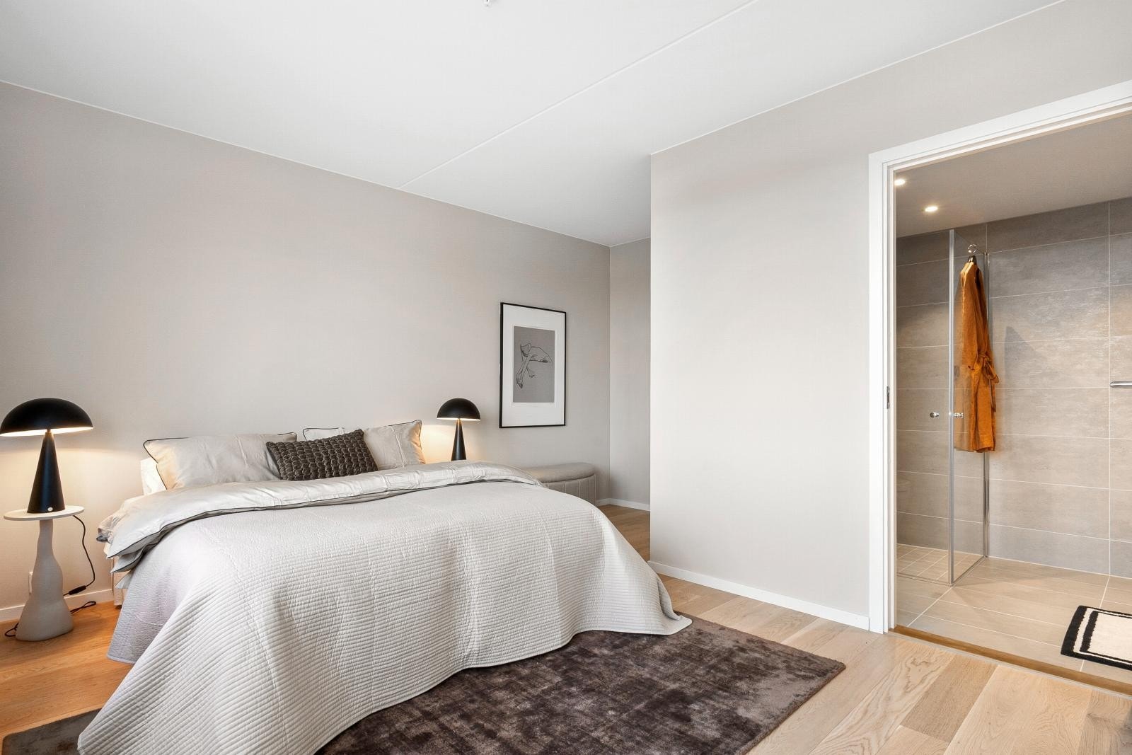 Hovedsoverommet har direkte adkomst til eget bad. Galleribilde