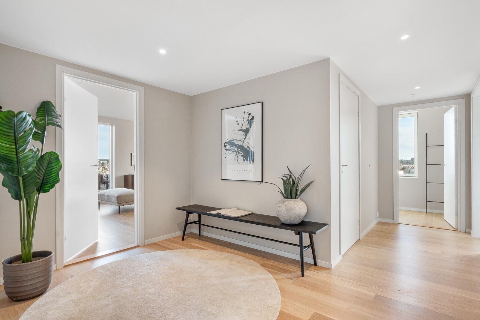 Romslig entrè. Galleribilde