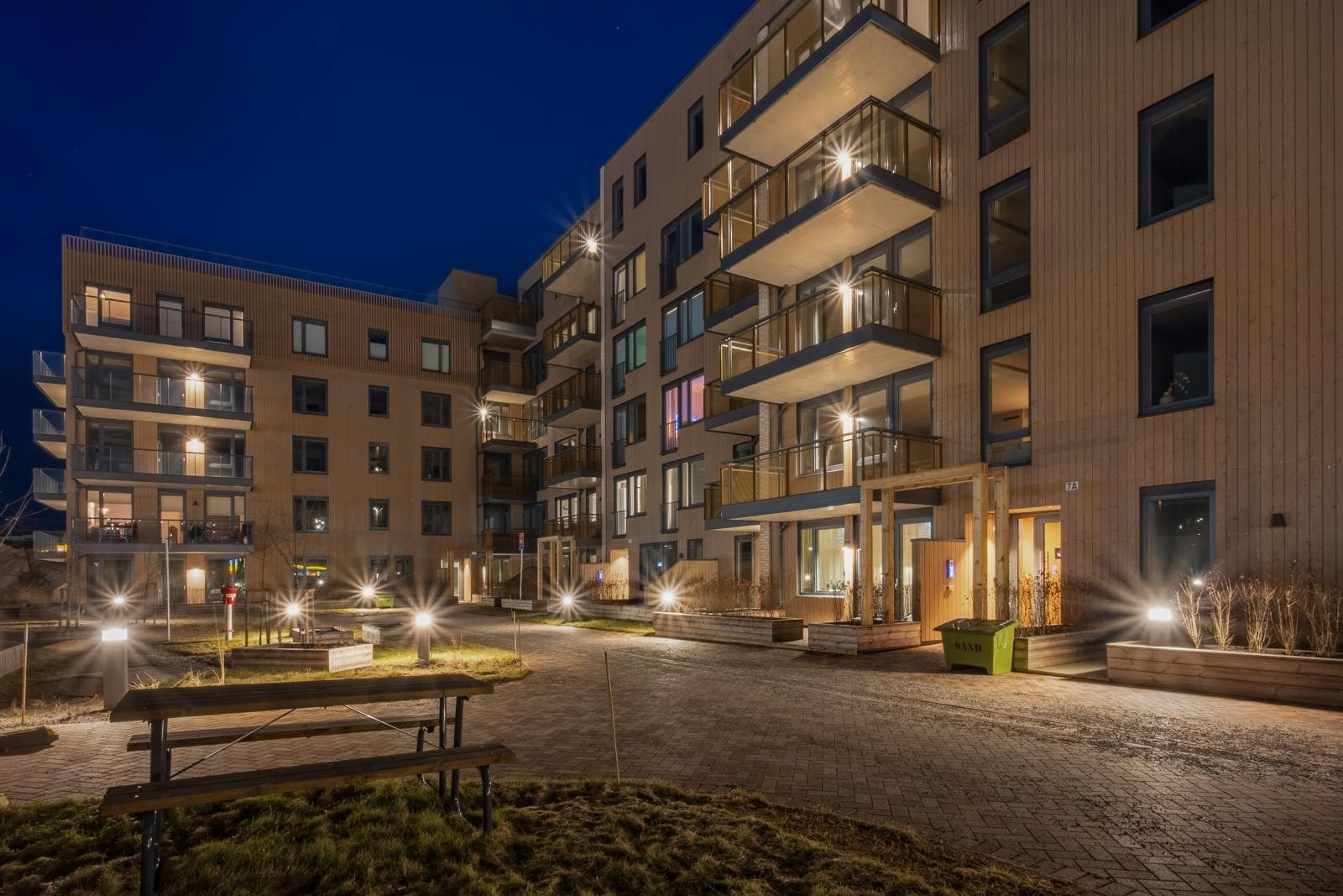 Gårdsrommet mellom husene er et flott samlingssted for venner og naboer. Det grønne rommet er et trivelig parkområde, med grønne gangstier og luftige lunger. Galleribilde