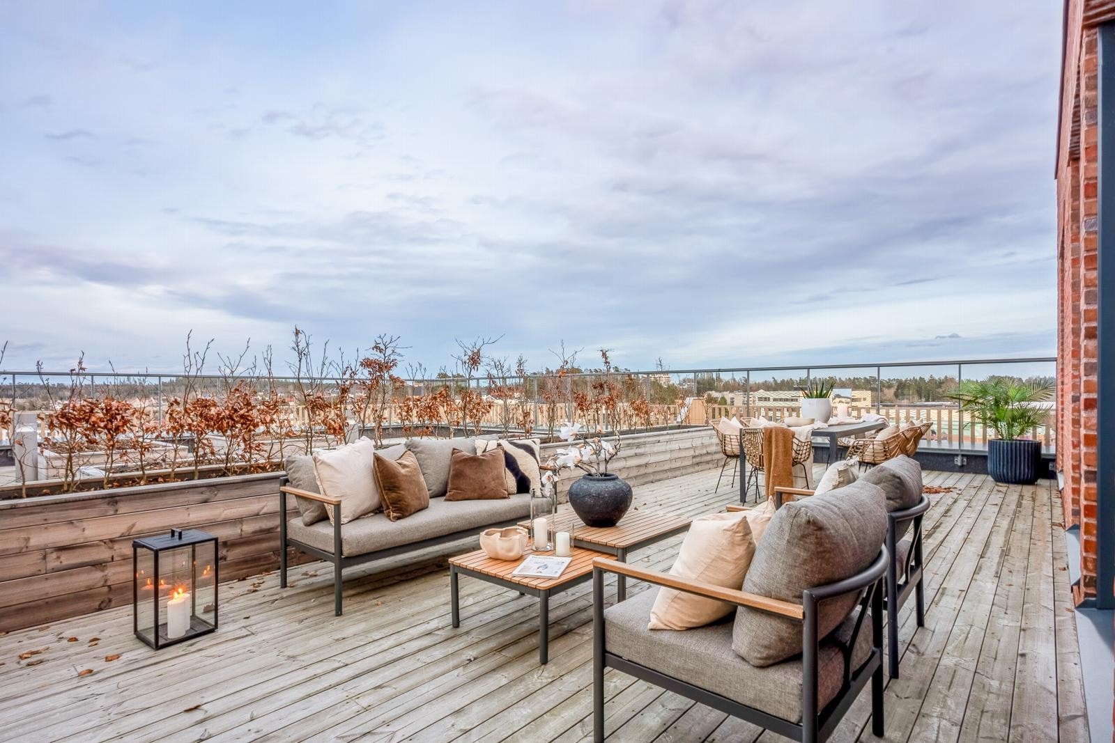 Med store vinduer og to utganger til takterrassen, kan du følge solens gang gjennom dagen. Galleribilde