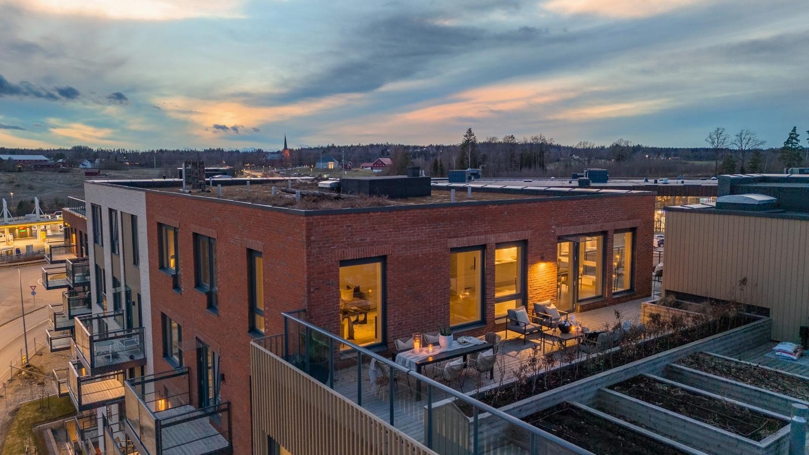 Livet i Gartneritaket blir behagelig. Her ligger alt til rette for at du skal få en enkel og innholdsrik hverdag med alt av servicetilbud, togstasjon, kulturkvartal og flotte turområder i gangavstand fra der du bor. Galleribilde