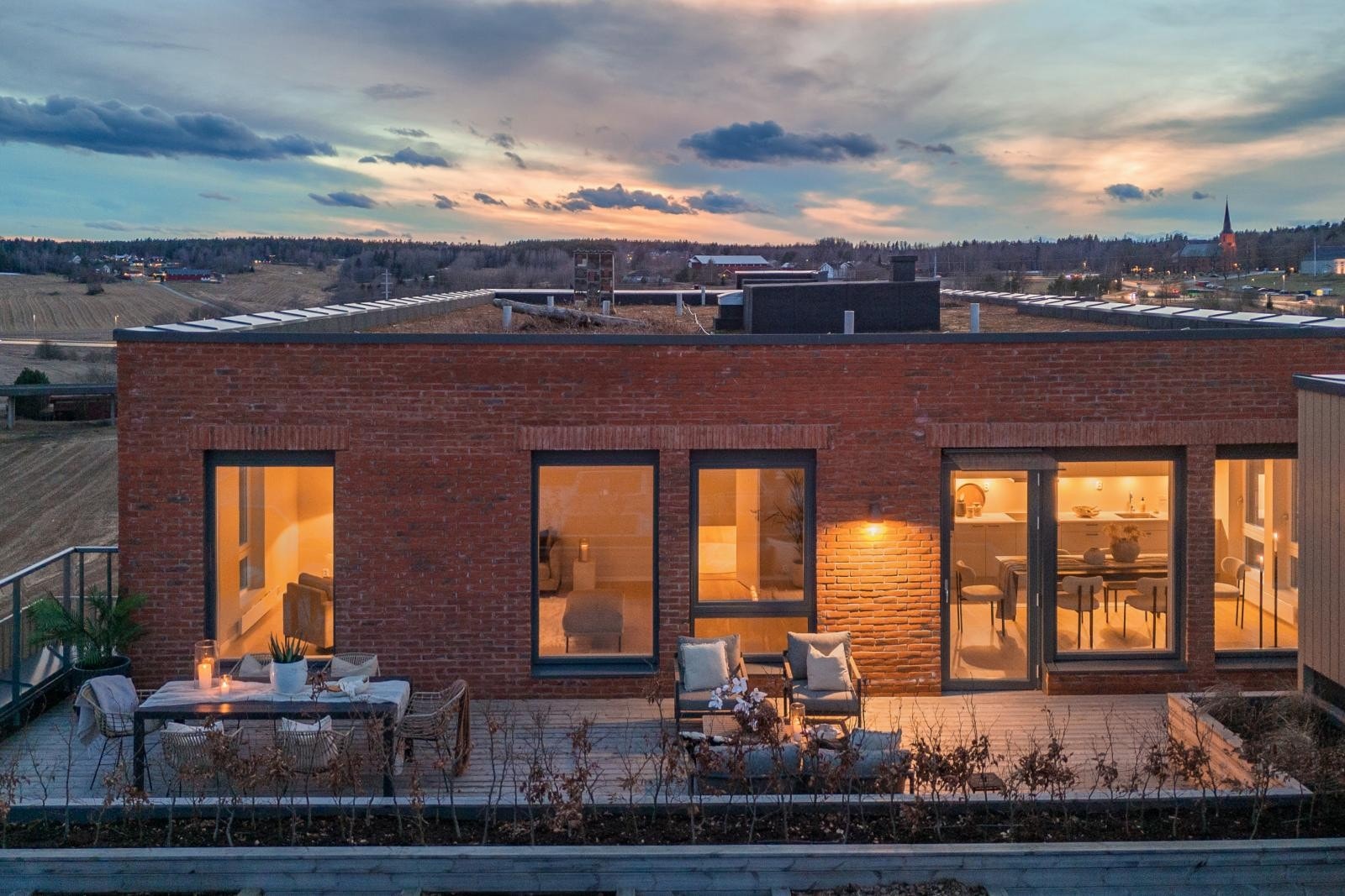 Utgang til terrassen fra både spisestusone og stue. Her kommer du til å trives! Galleribilde