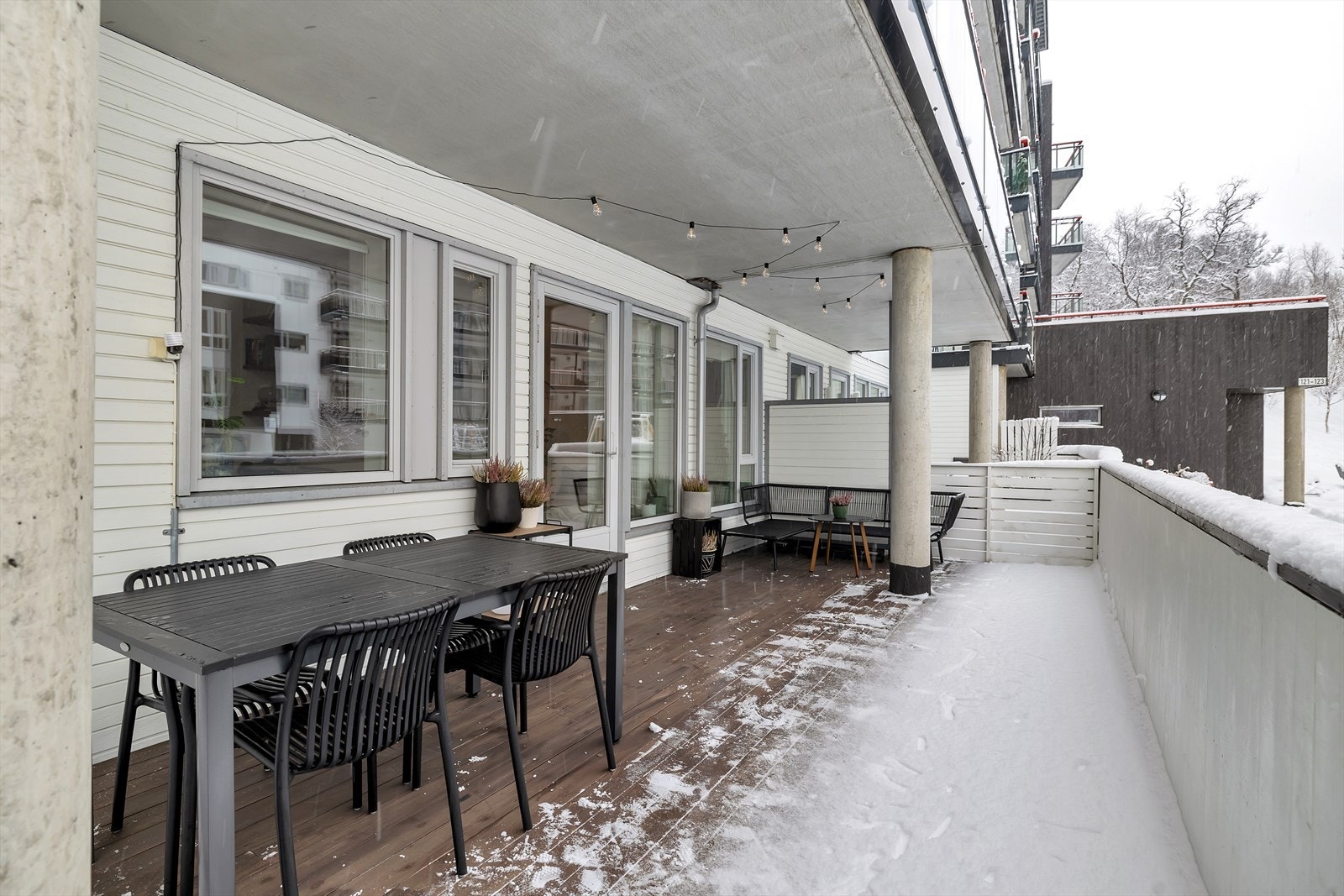 Romslig terrasse med gode sol- og utsiktsforhold Galleribilde