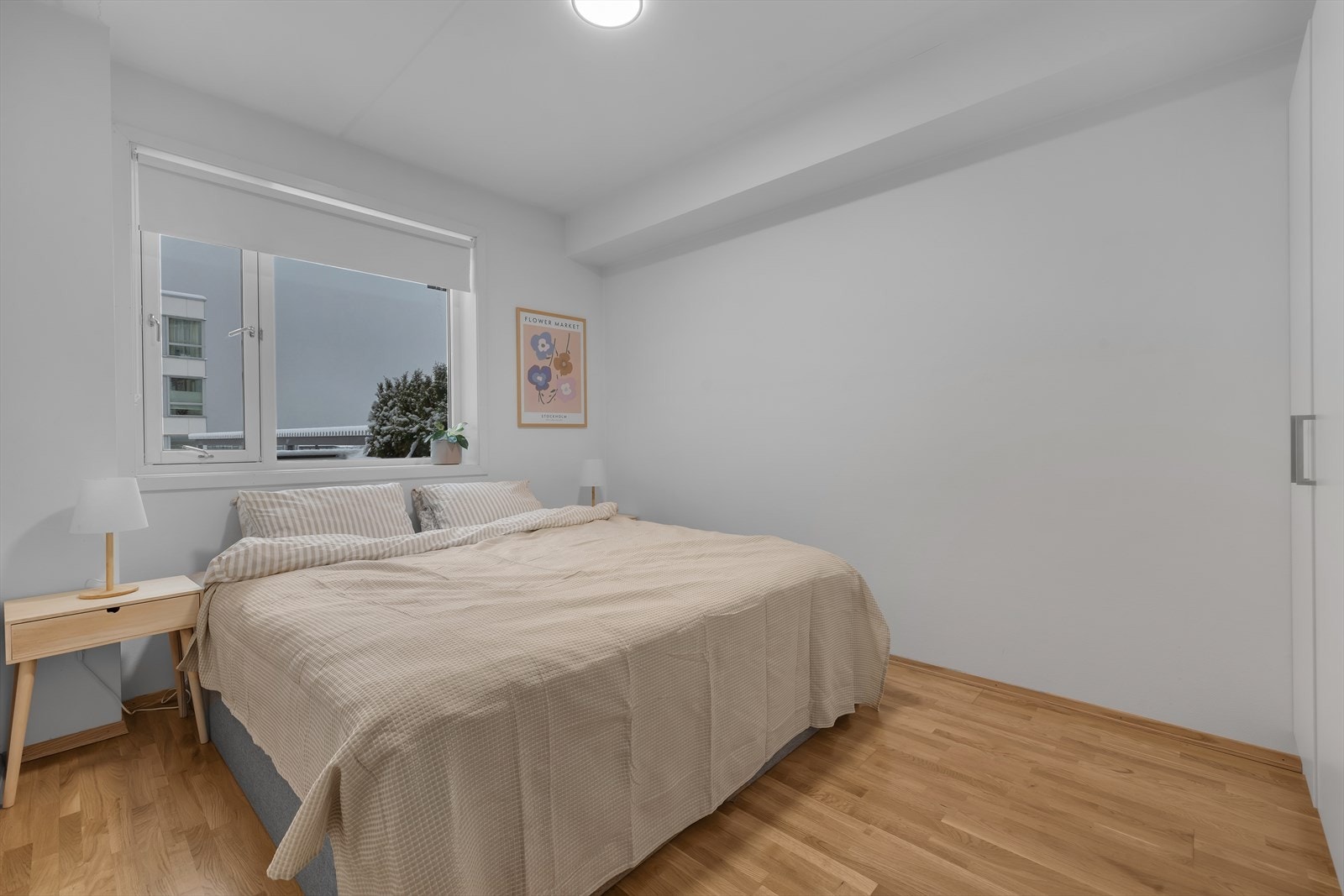 Stort hovedsoverom med god plass til dobbeltseng og nattbord Galleribilde