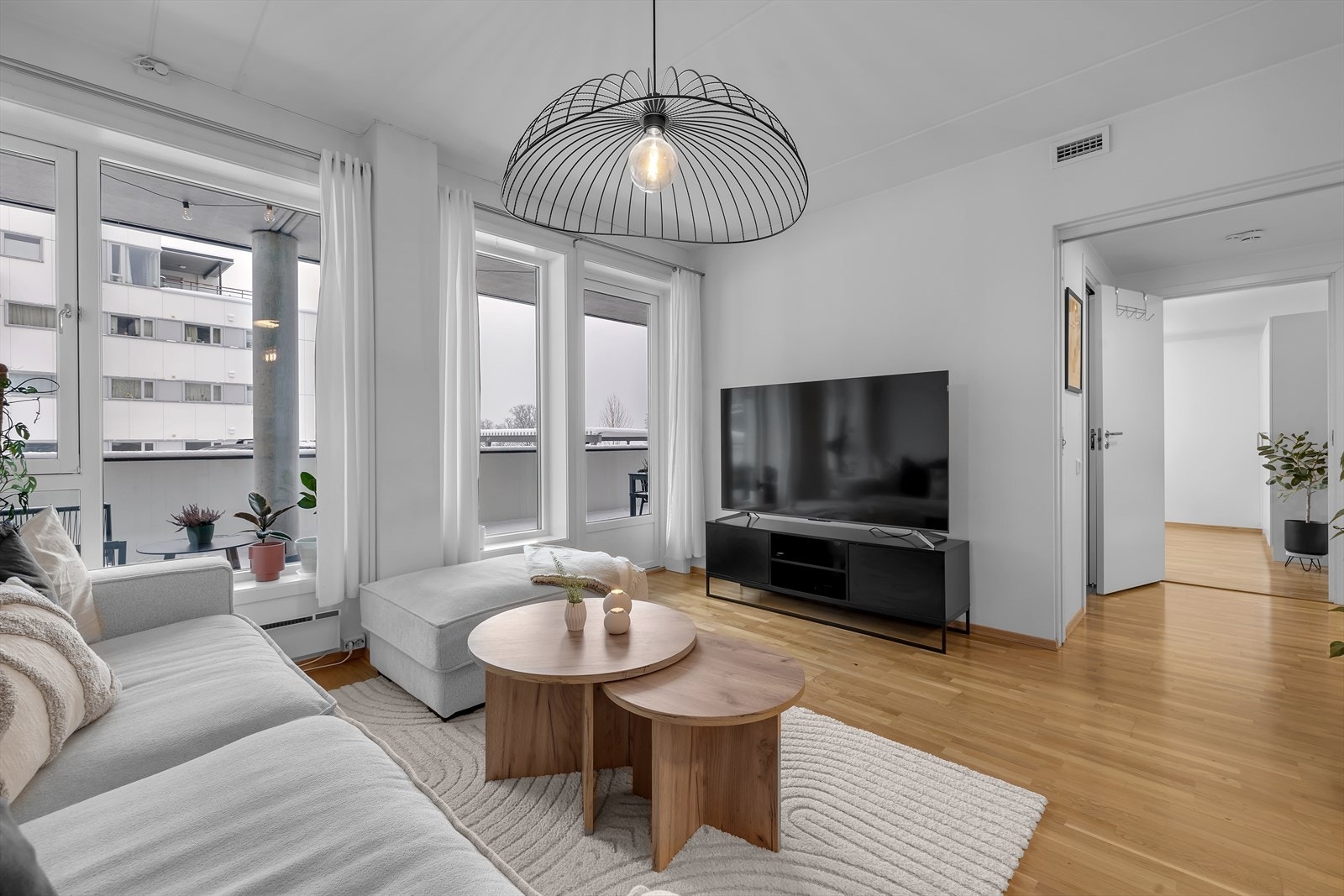 Fra stue er det utgang til romslig terrasse Galleribilde