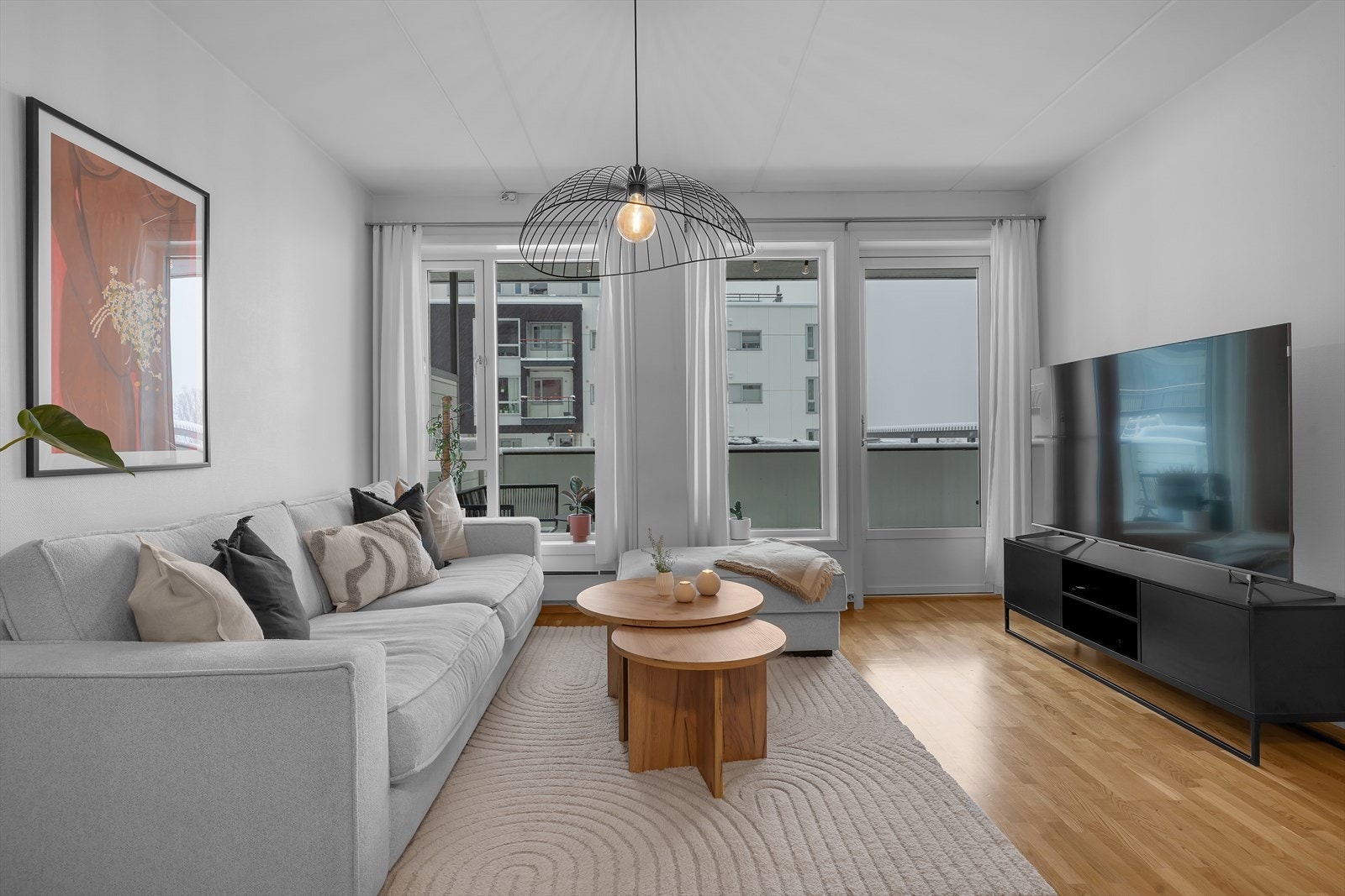 Store vindusflater slipper inn godt med naturlig lys Galleribilde