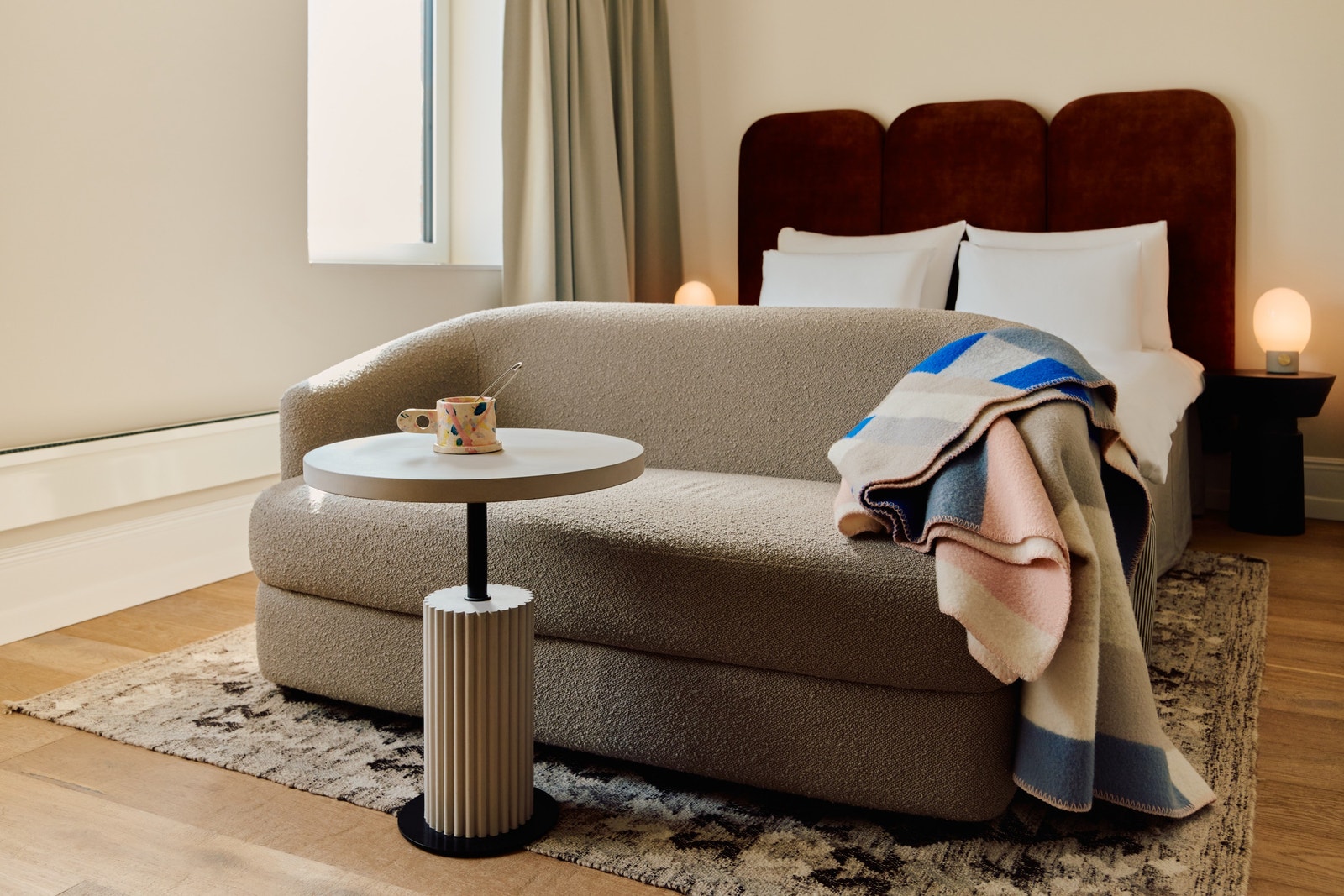 Seng fra Jensen og sengetøy i 100 % egyptisk bomull som byttes hver 7. dag. Galleribilde