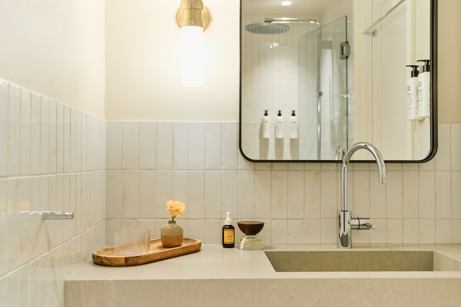 Moderne, lyst bad med baderomsprodukter fra DS & Durga. Rene håndklær hver 7. dag. Galleribilde